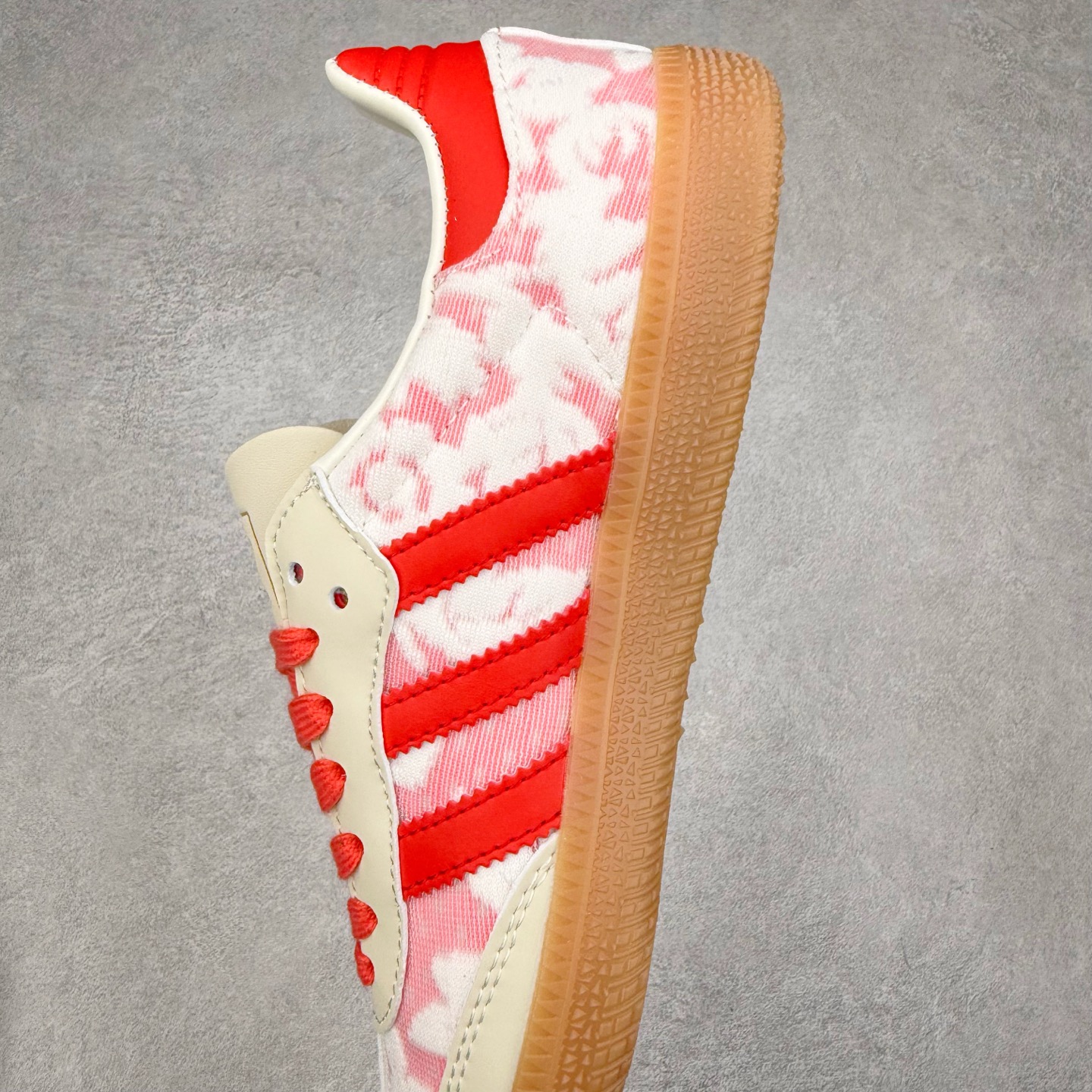 图片[7]-AD Original Samba OG 复古经典轻便板鞋JR8841 这款桑巴鞋展示了高质量的工艺 带有装饰的超锁缝制和无缝的手感 柔软、柔软的皮革造型和标志性的3条纹完成了精致的外观 正规合身鞋带 鞋面上有绒面鞋垫 橡胶鞋底 享受正畸套筒软感 自50年代首次亮相以来就一直在赢得粉丝的青睐 尺码：36 36.5 37.5 38 38.5 39 40 40.5 41 42 42.5 43 44 44.5 45-选品中心