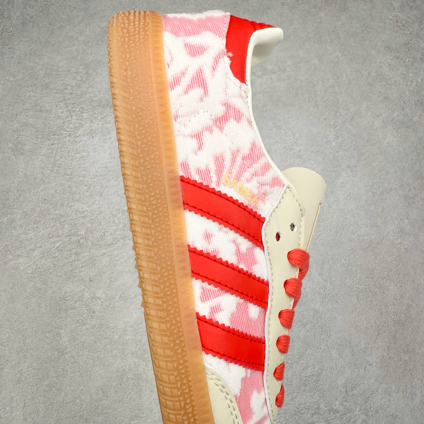 图片[6]-AD Original Samba OG 复古经典轻便板鞋JR8841 这款桑巴鞋展示了高质量的工艺 带有装饰的超锁缝制和无缝的手感 柔软、柔软的皮革造型和标志性的3条纹完成了精致的外观 正规合身鞋带 鞋面上有绒面鞋垫 橡胶鞋底 享受正畸套筒软感 自50年代首次亮相以来就一直在赢得粉丝的青睐 尺码：36 36.5 37.5 38 38.5 39 40 40.5 41 42 42.5 43 44 44.5 45-选品中心