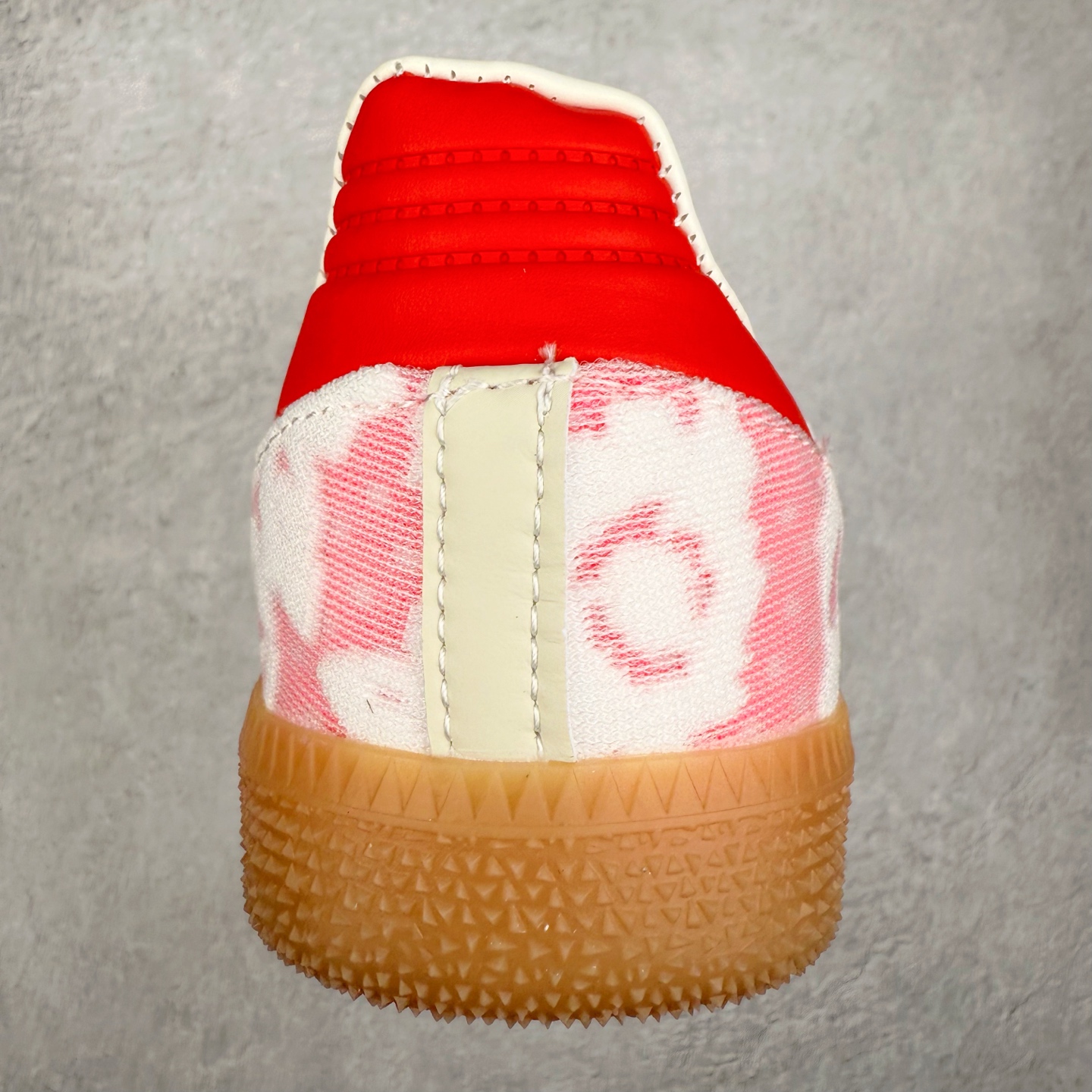 图片[8]-AD Original Samba OG 复古经典轻便板鞋JR8841 这款桑巴鞋展示了高质量的工艺 带有装饰的超锁缝制和无缝的手感 柔软、柔软的皮革造型和标志性的3条纹完成了精致的外观 正规合身鞋带 鞋面上有绒面鞋垫 橡胶鞋底 享受正畸套筒软感 自50年代首次亮相以来就一直在赢得粉丝的青睐 尺码：36 36.5 37.5 38 38.5 39 40 40.5 41 42 42.5 43 44 44.5 45-选品中心