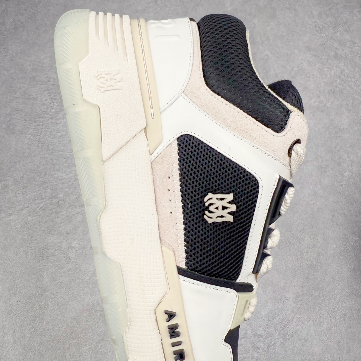 图片[6]-Lw22 Amiri 埃米尔 MA-1 情侣款面包鞋 原版购入开发 广东纯原大厂出品 做货 Amiri新一季放弃了摇滚朋克的风格 使用了大量不饱和色系 莫兰迪色调 无论是看到还是穿上 都是会让人非常身心愉悦 面包鞋的大鞋舌延续了下来 缩短了鞋身的长度 加厚了中底 鞋头部分更加圆润 Amiri的品牌字母和 MA标识出现在鞋身侧面 尺码： 38 39 40 41 42 43 44 45-选品中心