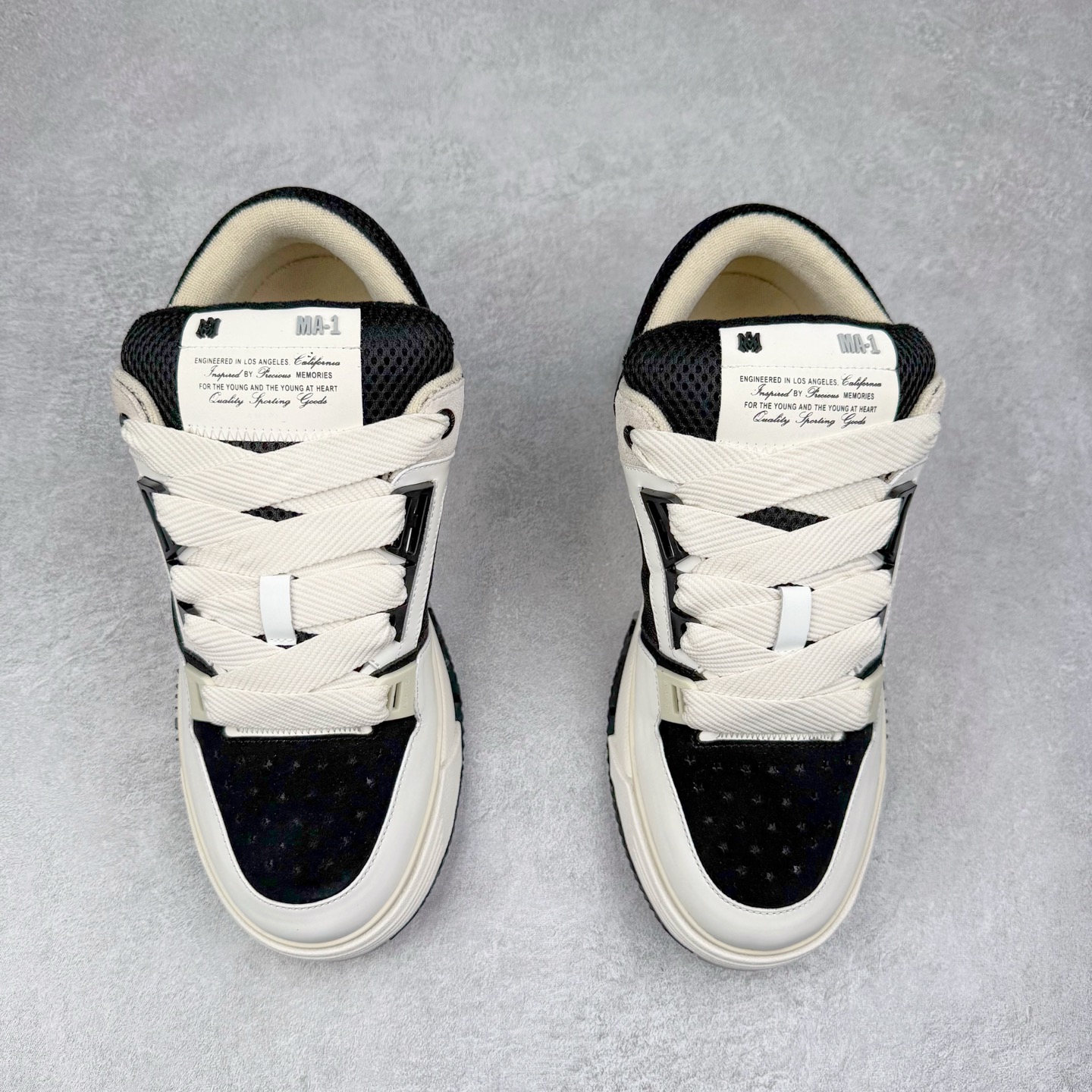 图片[2]-Lw22 Amiri 埃米尔 MA-1 情侣款面包鞋 原版购入开发 广东纯原大厂出品 做货 Amiri新一季放弃了摇滚朋克的风格 使用了大量不饱和色系 莫兰迪色调 无论是看到还是穿上 都是会让人非常身心愉悦 面包鞋的大鞋舌延续了下来 缩短了鞋身的长度 加厚了中底 鞋头部分更加圆润 Amiri的品牌字母和 MA标识出现在鞋身侧面 尺码： 38 39 40 41 42 43 44 45-选品中心