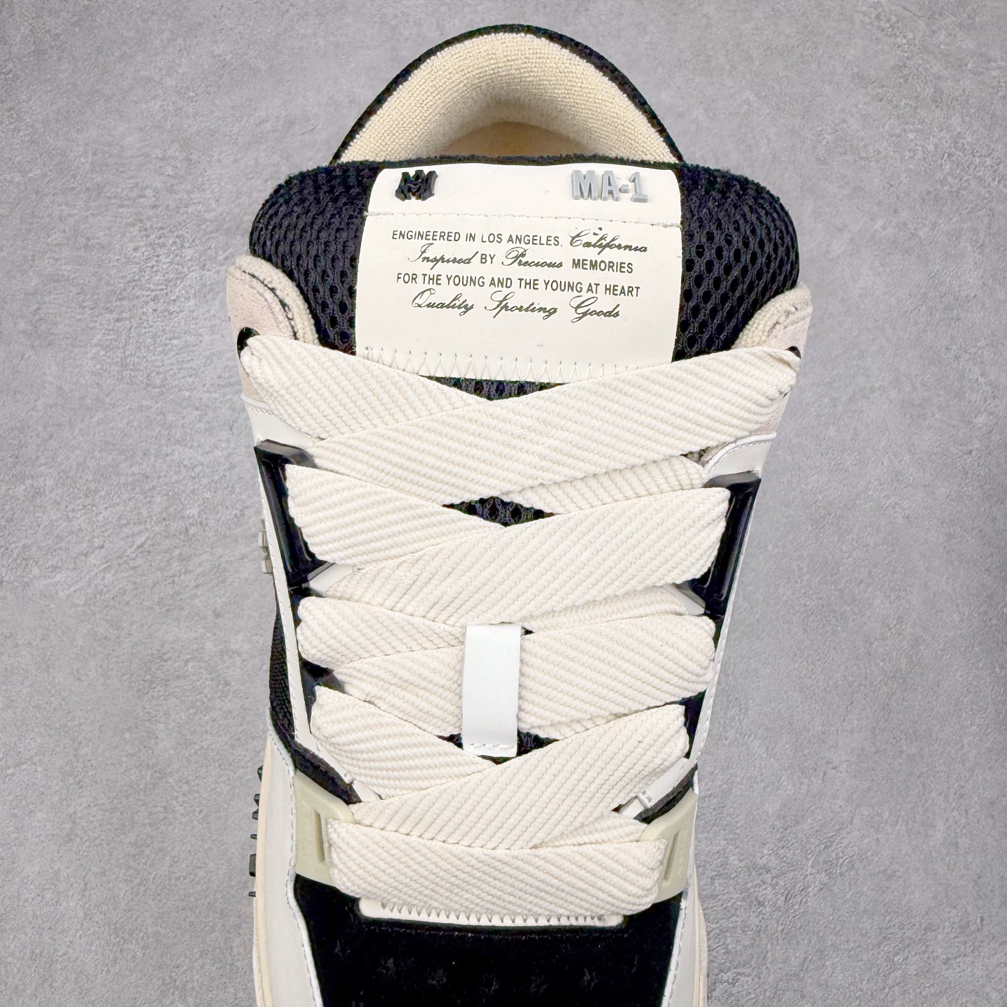 图片[5]-Lw22 Amiri 埃米尔 MA-1 情侣款面包鞋 原版购入开发 广东纯原大厂出品 做货 Amiri新一季放弃了摇滚朋克的风格 使用了大量不饱和色系 莫兰迪色调 无论是看到还是穿上 都是会让人非常身心愉悦 面包鞋的大鞋舌延续了下来 缩短了鞋身的长度 加厚了中底 鞋头部分更加圆润 Amiri的品牌字母和 MA标识出现在鞋身侧面 尺码： 38 39 40 41 42 43 44 45-选品中心