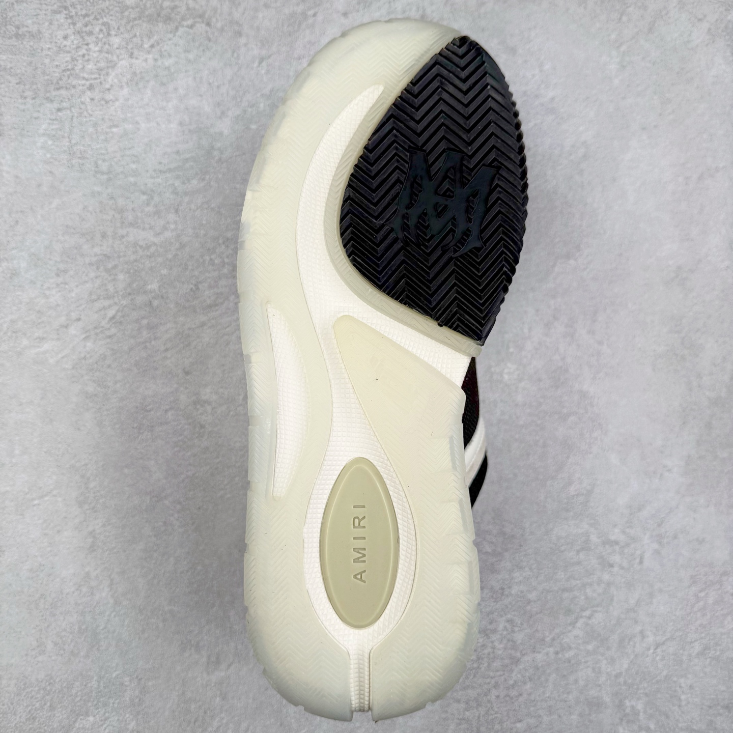 图片[9]-Lw22 Amiri 埃米尔 MA-1 情侣款面包鞋 原版购入开发 广东纯原大厂出品 做货 Amiri新一季放弃了摇滚朋克的风格 使用了大量不饱和色系 莫兰迪色调 无论是看到还是穿上 都是会让人非常身心愉悦 面包鞋的大鞋舌延续了下来 缩短了鞋身的长度 加厚了中底 鞋头部分更加圆润 Amiri的品牌字母和 MA标识出现在鞋身侧面 尺码： 38 39 40 41 42 43 44 45-选品中心