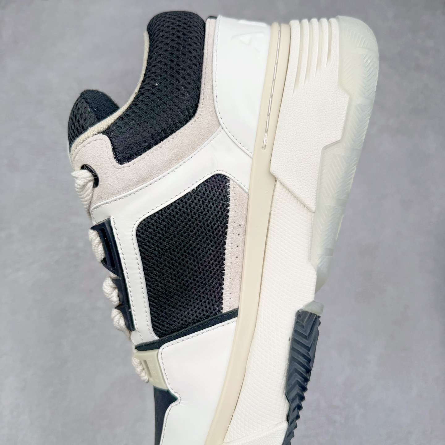 图片[7]-Lw22 Amiri 埃米尔 MA-1 情侣款面包鞋 原版购入开发 广东纯原大厂出品 做货 Amiri新一季放弃了摇滚朋克的风格 使用了大量不饱和色系 莫兰迪色调 无论是看到还是穿上 都是会让人非常身心愉悦 面包鞋的大鞋舌延续了下来 缩短了鞋身的长度 加厚了中底 鞋头部分更加圆润 Amiri的品牌字母和 MA标识出现在鞋身侧面 尺码： 38 39 40 41 42 43 44 45-选品中心