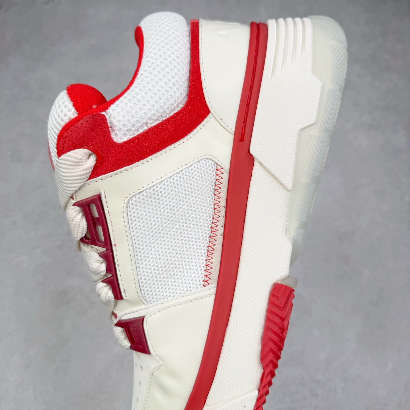 图片[7]-Lw22 Amiri 埃米尔 MA-1 情侣款面包鞋 原版购入开发 广东纯原大厂出品 做货 Amiri新一季放弃了摇滚朋克的风格 使用了大量不饱和色系 莫兰迪色调 无论是看到还是穿上 都是会让人非常身心愉悦 面包鞋的大鞋舌延续了下来 缩短了鞋身的长度 加厚了中底 鞋头部分更加圆润 Amiri的品牌字母和 MA标识出现在鞋身侧面 尺码： 38 39 40 41 42 43 44 45-选品中心