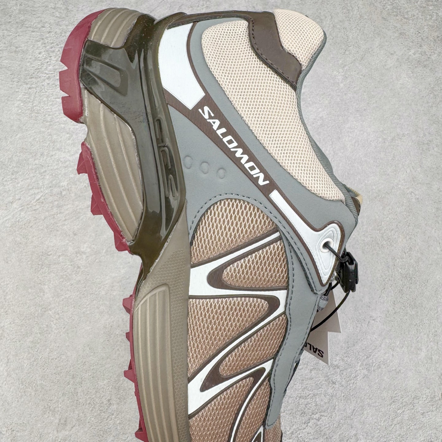 图片[6]-＃HP SALOMON XT-WHISPER 萨洛蒙圆头防滑耐磨低帮休闲越野训练城市通勤跑步鞋 男女同款 浅棕色 纯原外贸平台特供订单 耗时半年巨作 全套原纸板楦头开发 原厂特供网布配套加持 确保原汁原味 完美呈现版型 原档数据独家私模五层组合大底 男女鞋同步官方开发至46.5 原装Ortholite轻量化鞋垫 中底布带钢印编号 原厂TPU锁扣 进口港宝加持 后跟自然饱满 还原公司包裹性 鞋面以“锯齿”状的包裹系统呈现 在基色底之下加入了各种色点缀 将公司的最新技术和时尚前卫的造型融入耐用的长跑款式中 鞋面由 TPU 薄膜制成 并焊接在高耐磨网眼上 使其既时尚又坚固 由 ACS底盘支撑 可增强稳定性和支撑力 以及由橡胶凸耳 Contragrip外底覆盖的 EVA 缓冲中底 旨在应对崎岖的地形 鞋舌上的彩色Salomon 标签、Quicklace 系统以及鞋头、鞋舌和鞋跟上的附加品牌使细节更加完美 让穿着者可以轻松驾驭户外与通勤下的任何运动生活场景 无缝鞋身户外随意纵横 颜值与脚感兼备 出街通勤 绝对非常吸睛 你值得拥有 尺码：36 36.5 37.5 38 38.5 39 40 40.5 41 42 42.5 43 44 44.5 45 46 46.5 注意：偏小1码-选品中心