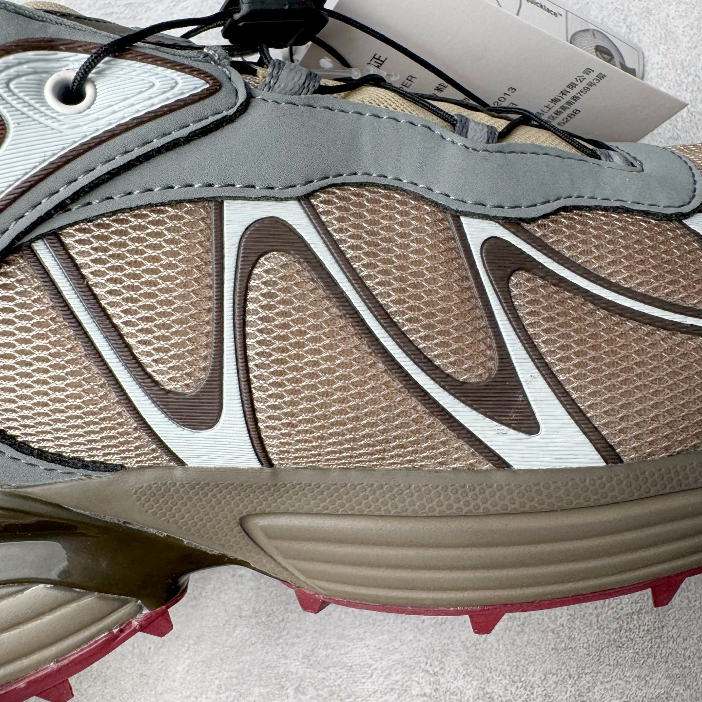 图片[13]-＃HP SALOMON XT-WHISPER 萨洛蒙圆头防滑耐磨低帮休闲越野训练城市通勤跑步鞋 男女同款 浅棕色 纯原外贸平台特供订单 耗时半年巨作 全套原纸板楦头开发 原厂特供网布配套加持 确保原汁原味 完美呈现版型 原档数据独家私模五层组合大底 男女鞋同步官方开发至46.5 原装Ortholite轻量化鞋垫 中底布带钢印编号 原厂TPU锁扣 进口港宝加持 后跟自然饱满 还原公司包裹性 鞋面以“锯齿”状的包裹系统呈现 在基色底之下加入了各种色点缀 将公司的最新技术和时尚前卫的造型融入耐用的长跑款式中 鞋面由 TPU 薄膜制成 并焊接在高耐磨网眼上 使其既时尚又坚固 由 ACS底盘支撑 可增强稳定性和支撑力 以及由橡胶凸耳 Contragrip外底覆盖的 EVA 缓冲中底 旨在应对崎岖的地形 鞋舌上的彩色Salomon 标签、Quicklace 系统以及鞋头、鞋舌和鞋跟上的附加品牌使细节更加完美 让穿着者可以轻松驾驭户外与通勤下的任何运动生活场景 无缝鞋身户外随意纵横 颜值与脚感兼备 出街通勤 绝对非常吸睛 你值得拥有 尺码：36 36.5 37.5 38 38.5 39 40 40.5 41 42 42.5 43 44 44.5 45 46 46.5 注意：偏小1码-选品中心