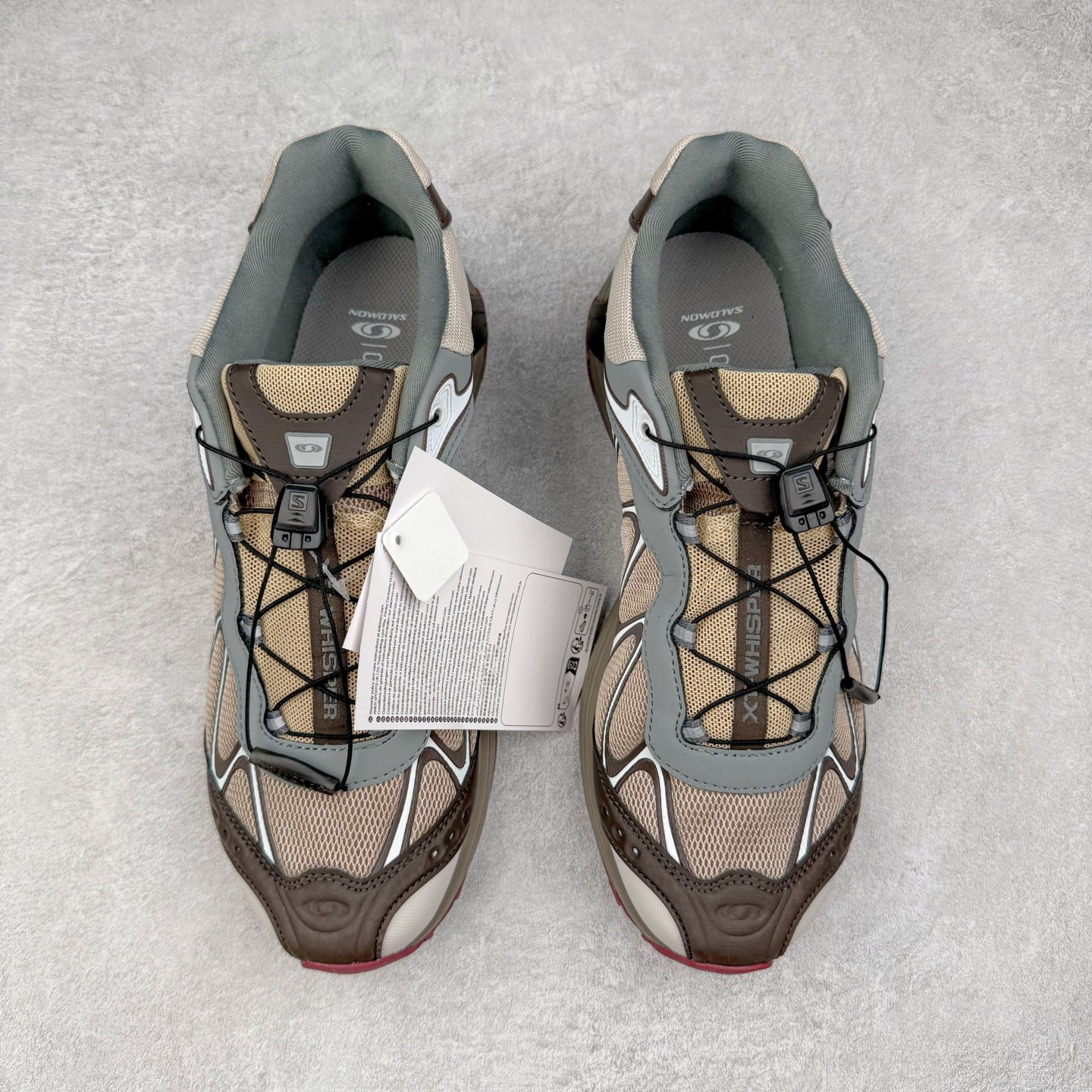 图片[2]-＃HP SALOMON XT-WHISPER 萨洛蒙圆头防滑耐磨低帮休闲越野训练城市通勤跑步鞋 男女同款 浅棕色 纯原外贸平台特供订单 耗时半年巨作 全套原纸板楦头开发 原厂特供网布配套加持 确保原汁原味 完美呈现版型 原档数据独家私模五层组合大底 男女鞋同步官方开发至46.5 原装Ortholite轻量化鞋垫 中底布带钢印编号 原厂TPU锁扣 进口港宝加持 后跟自然饱满 还原公司包裹性 鞋面以“锯齿”状的包裹系统呈现 在基色底之下加入了各种色点缀 将公司的最新技术和时尚前卫的造型融入耐用的长跑款式中 鞋面由 TPU 薄膜制成 并焊接在高耐磨网眼上 使其既时尚又坚固 由 ACS底盘支撑 可增强稳定性和支撑力 以及由橡胶凸耳 Contragrip外底覆盖的 EVA 缓冲中底 旨在应对崎岖的地形 鞋舌上的彩色Salomon 标签、Quicklace 系统以及鞋头、鞋舌和鞋跟上的附加品牌使细节更加完美 让穿着者可以轻松驾驭户外与通勤下的任何运动生活场景 无缝鞋身户外随意纵横 颜值与脚感兼备 出街通勤 绝对非常吸睛 你值得拥有 尺码：36 36.5 37.5 38 38.5 39 40 40.5 41 42 42.5 43 44 44.5 45 46 46.5 注意：偏小1码-选品中心