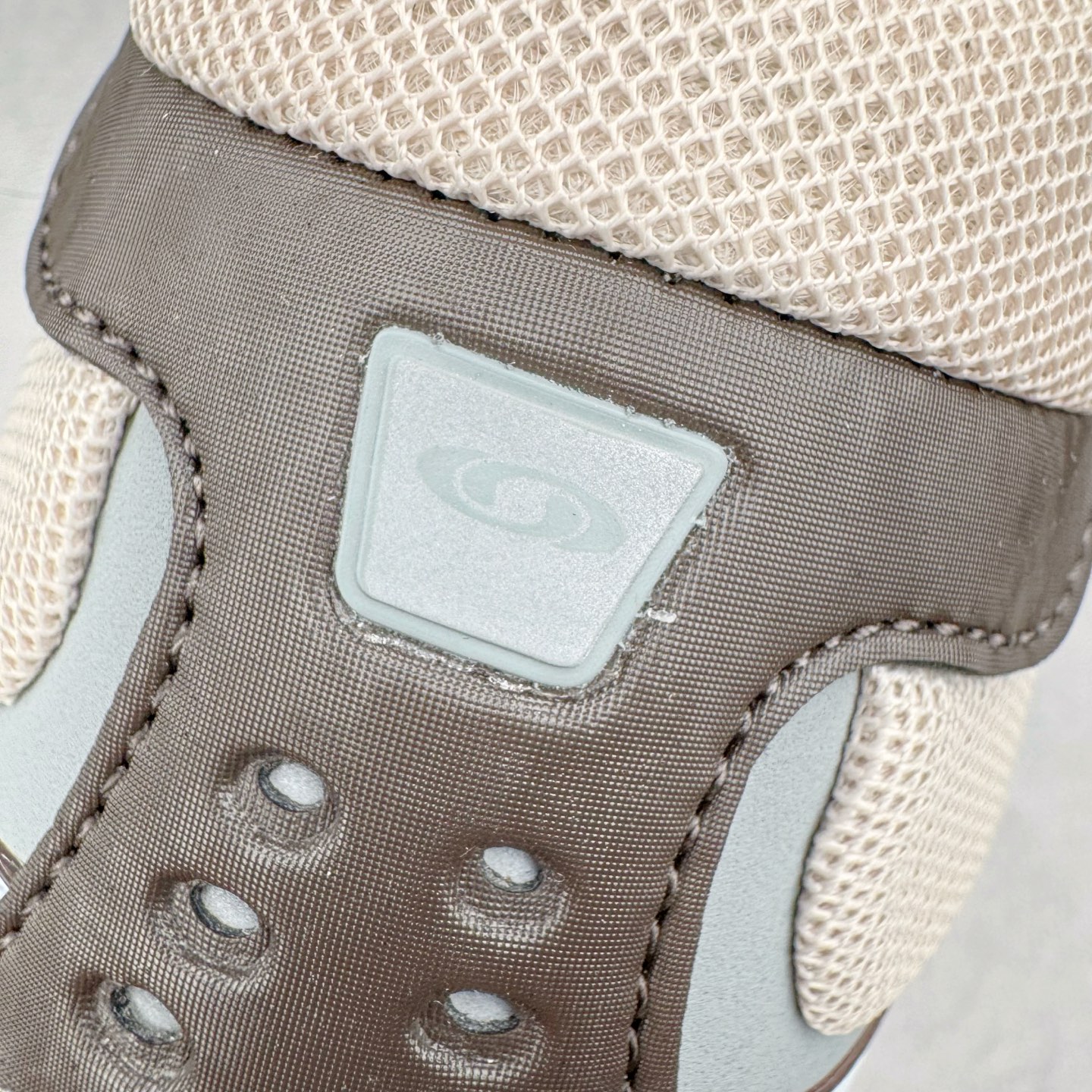 图片[15]-＃HP SALOMON XT-WHISPER 萨洛蒙圆头防滑耐磨低帮休闲越野训练城市通勤跑步鞋 男女同款 浅棕色 纯原外贸平台特供订单 耗时半年巨作 全套原纸板楦头开发 原厂特供网布配套加持 确保原汁原味 完美呈现版型 原档数据独家私模五层组合大底 男女鞋同步官方开发至46.5 原装Ortholite轻量化鞋垫 中底布带钢印编号 原厂TPU锁扣 进口港宝加持 后跟自然饱满 还原公司包裹性 鞋面以“锯齿”状的包裹系统呈现 在基色底之下加入了各种色点缀 将公司的最新技术和时尚前卫的造型融入耐用的长跑款式中 鞋面由 TPU 薄膜制成 并焊接在高耐磨网眼上 使其既时尚又坚固 由 ACS底盘支撑 可增强稳定性和支撑力 以及由橡胶凸耳 Contragrip外底覆盖的 EVA 缓冲中底 旨在应对崎岖的地形 鞋舌上的彩色Salomon 标签、Quicklace 系统以及鞋头、鞋舌和鞋跟上的附加品牌使细节更加完美 让穿着者可以轻松驾驭户外与通勤下的任何运动生活场景 无缝鞋身户外随意纵横 颜值与脚感兼备 出街通勤 绝对非常吸睛 你值得拥有 尺码：36 36.5 37.5 38 38.5 39 40 40.5 41 42 42.5 43 44 44.5 45 46 46.5 注意：偏小1码-选品中心