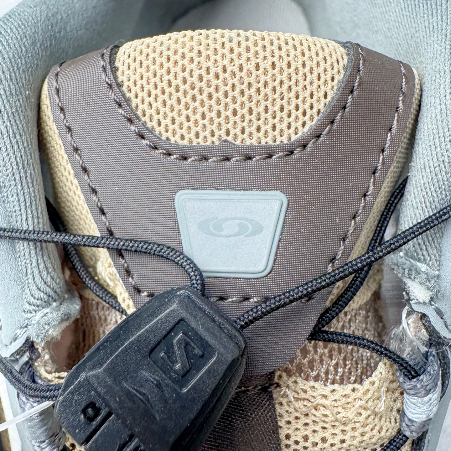 图片[12]-＃HP SALOMON XT-WHISPER 萨洛蒙圆头防滑耐磨低帮休闲越野训练城市通勤跑步鞋 男女同款 浅棕色 纯原外贸平台特供订单 耗时半年巨作 全套原纸板楦头开发 原厂特供网布配套加持 确保原汁原味 完美呈现版型 原档数据独家私模五层组合大底 男女鞋同步官方开发至46.5 原装Ortholite轻量化鞋垫 中底布带钢印编号 原厂TPU锁扣 进口港宝加持 后跟自然饱满 还原公司包裹性 鞋面以“锯齿”状的包裹系统呈现 在基色底之下加入了各种色点缀 将公司的最新技术和时尚前卫的造型融入耐用的长跑款式中 鞋面由 TPU 薄膜制成 并焊接在高耐磨网眼上 使其既时尚又坚固 由 ACS底盘支撑 可增强稳定性和支撑力 以及由橡胶凸耳 Contragrip外底覆盖的 EVA 缓冲中底 旨在应对崎岖的地形 鞋舌上的彩色Salomon 标签、Quicklace 系统以及鞋头、鞋舌和鞋跟上的附加品牌使细节更加完美 让穿着者可以轻松驾驭户外与通勤下的任何运动生活场景 无缝鞋身户外随意纵横 颜值与脚感兼备 出街通勤 绝对非常吸睛 你值得拥有 尺码：36 36.5 37.5 38 38.5 39 40 40.5 41 42 42.5 43 44 44.5 45 46 46.5 注意：偏小1码-选品中心