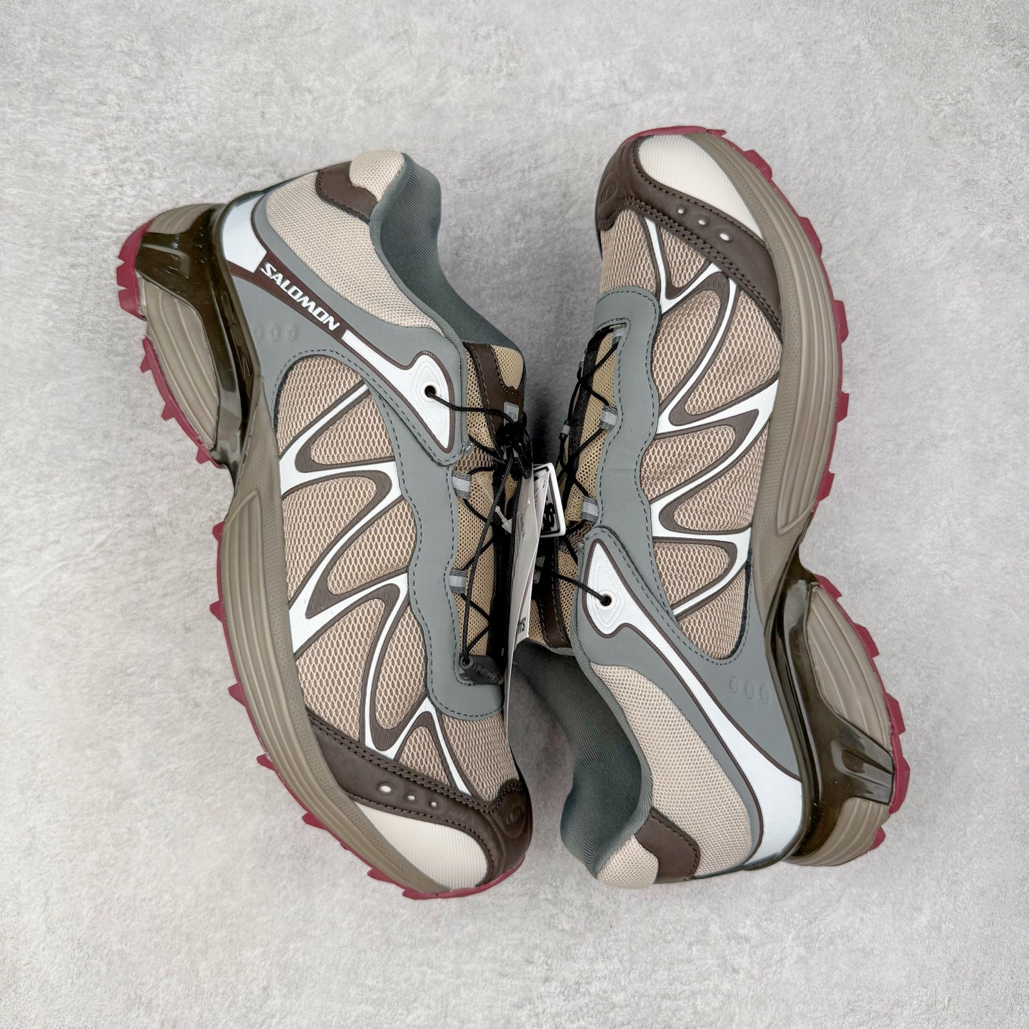 图片[3]-＃HP SALOMON XT-WHISPER 萨洛蒙圆头防滑耐磨低帮休闲越野训练城市通勤跑步鞋 男女同款 浅棕色 纯原外贸平台特供订单 耗时半年巨作 全套原纸板楦头开发 原厂特供网布配套加持 确保原汁原味 完美呈现版型 原档数据独家私模五层组合大底 男女鞋同步官方开发至46.5 原装Ortholite轻量化鞋垫 中底布带钢印编号 原厂TPU锁扣 进口港宝加持 后跟自然饱满 还原公司包裹性 鞋面以“锯齿”状的包裹系统呈现 在基色底之下加入了各种色点缀 将公司的最新技术和时尚前卫的造型融入耐用的长跑款式中 鞋面由 TPU 薄膜制成 并焊接在高耐磨网眼上 使其既时尚又坚固 由 ACS底盘支撑 可增强稳定性和支撑力 以及由橡胶凸耳 Contragrip外底覆盖的 EVA 缓冲中底 旨在应对崎岖的地形 鞋舌上的彩色Salomon 标签、Quicklace 系统以及鞋头、鞋舌和鞋跟上的附加品牌使细节更加完美 让穿着者可以轻松驾驭户外与通勤下的任何运动生活场景 无缝鞋身户外随意纵横 颜值与脚感兼备 出街通勤 绝对非常吸睛 你值得拥有 尺码：36 36.5 37.5 38 38.5 39 40 40.5 41 42 42.5 43 44 44.5 45 46 46.5 注意：偏小1码-选品中心