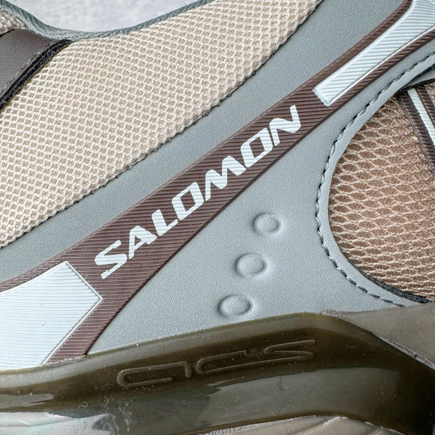 图片[14]-＃HP SALOMON XT-WHISPER 萨洛蒙圆头防滑耐磨低帮休闲越野训练城市通勤跑步鞋 男女同款 浅棕色 纯原外贸平台特供订单 耗时半年巨作 全套原纸板楦头开发 原厂特供网布配套加持 确保原汁原味 完美呈现版型 原档数据独家私模五层组合大底 男女鞋同步官方开发至46.5 原装Ortholite轻量化鞋垫 中底布带钢印编号 原厂TPU锁扣 进口港宝加持 后跟自然饱满 还原公司包裹性 鞋面以“锯齿”状的包裹系统呈现 在基色底之下加入了各种色点缀 将公司的最新技术和时尚前卫的造型融入耐用的长跑款式中 鞋面由 TPU 薄膜制成 并焊接在高耐磨网眼上 使其既时尚又坚固 由 ACS底盘支撑 可增强稳定性和支撑力 以及由橡胶凸耳 Contragrip外底覆盖的 EVA 缓冲中底 旨在应对崎岖的地形 鞋舌上的彩色Salomon 标签、Quicklace 系统以及鞋头、鞋舌和鞋跟上的附加品牌使细节更加完美 让穿着者可以轻松驾驭户外与通勤下的任何运动生活场景 无缝鞋身户外随意纵横 颜值与脚感兼备 出街通勤 绝对非常吸睛 你值得拥有 尺码：36 36.5 37.5 38 38.5 39 40 40.5 41 42 42.5 43 44 44.5 45 46 46.5 注意：偏小1码-选品中心