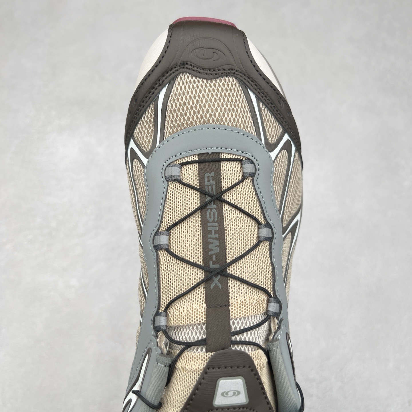 图片[4]-＃HP SALOMON XT-WHISPER 萨洛蒙圆头防滑耐磨低帮休闲越野训练城市通勤跑步鞋 男女同款 浅棕色 纯原外贸平台特供订单 耗时半年巨作 全套原纸板楦头开发 原厂特供网布配套加持 确保原汁原味 完美呈现版型 原档数据独家私模五层组合大底 男女鞋同步官方开发至46.5 原装Ortholite轻量化鞋垫 中底布带钢印编号 原厂TPU锁扣 进口港宝加持 后跟自然饱满 还原公司包裹性 鞋面以“锯齿”状的包裹系统呈现 在基色底之下加入了各种色点缀 将公司的最新技术和时尚前卫的造型融入耐用的长跑款式中 鞋面由 TPU 薄膜制成 并焊接在高耐磨网眼上 使其既时尚又坚固 由 ACS底盘支撑 可增强稳定性和支撑力 以及由橡胶凸耳 Contragrip外底覆盖的 EVA 缓冲中底 旨在应对崎岖的地形 鞋舌上的彩色Salomon 标签、Quicklace 系统以及鞋头、鞋舌和鞋跟上的附加品牌使细节更加完美 让穿着者可以轻松驾驭户外与通勤下的任何运动生活场景 无缝鞋身户外随意纵横 颜值与脚感兼备 出街通勤 绝对非常吸睛 你值得拥有 尺码：36 36.5 37.5 38 38.5 39 40 40.5 41 42 42.5 43 44 44.5 45 46 46.5 注意：偏小1码-选品中心