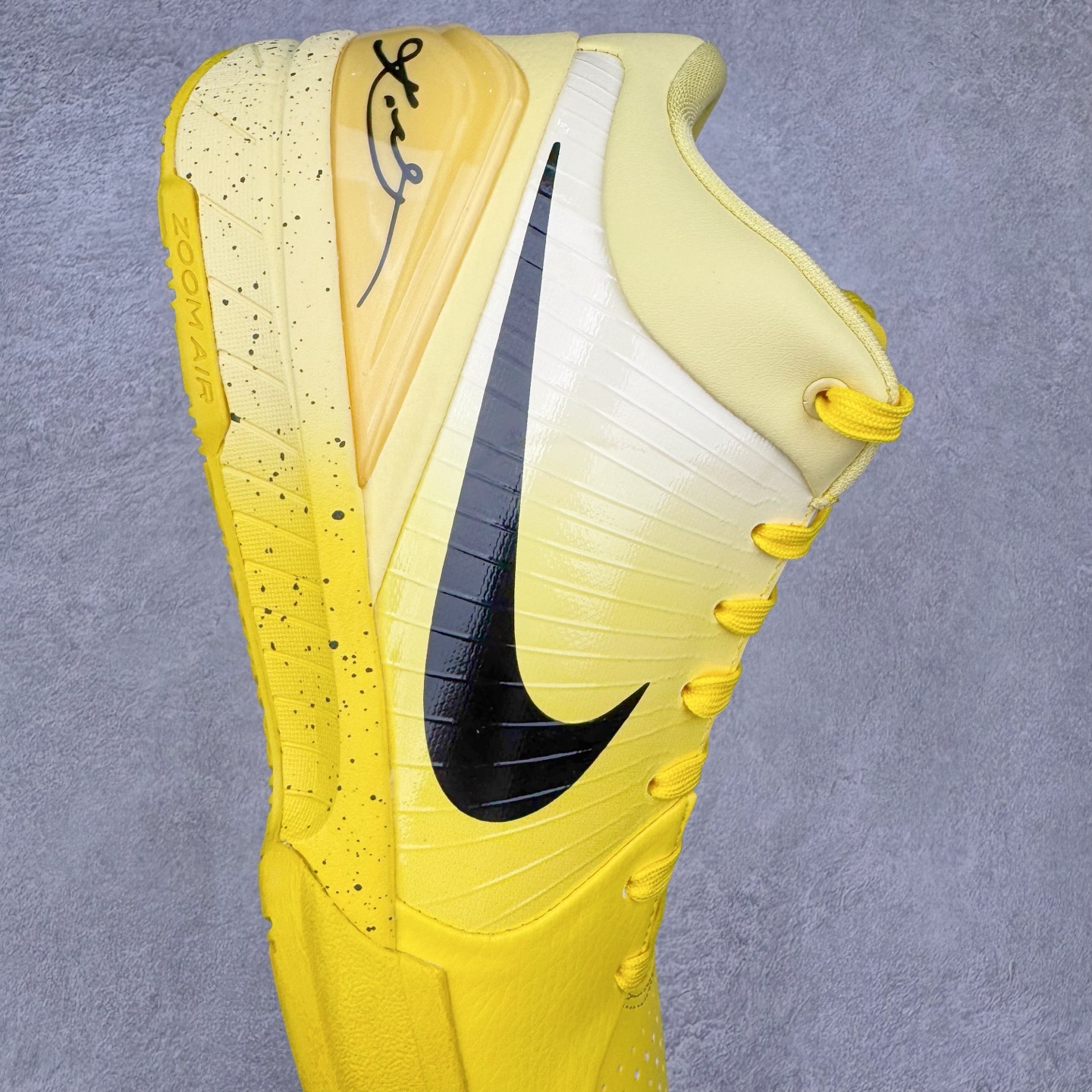 图片[6]-＃灭世 NK Zoom Kobe 4 CHBL 科比四代耐克高中黄色 IH0587-700 历时半年 重新开版 最高工艺 最高标准 打造顶级实战旗舰标杆 实战属性TOP 1 接受任意版本实战性能正面PK 实力源自深耕实战球鞋的工业底蕴 王者归来绝非空穴来风 杜绝杀猪 感受一分钱十分货诚意巨作 ✅原厂超厚头层磨砂牛皮 ➕独家定制头层蛇鳞纹 ✅正确蛇鳞压印原盒 ✅原厂复刻纸板➕原楦调试 历时半年 打造近乎完美版型（包裹体验 鞋脚一体性 99% 无限接近） ✅中底MD黑色部分为特殊组合工艺 外层复合超薄绒布，触摸触感明显区分市场货品 【市场唯一同步正品工艺货品】 ✅代工级品控 一个月独家售后 为实战保驾护航 尺码：39-47.5-选品中心