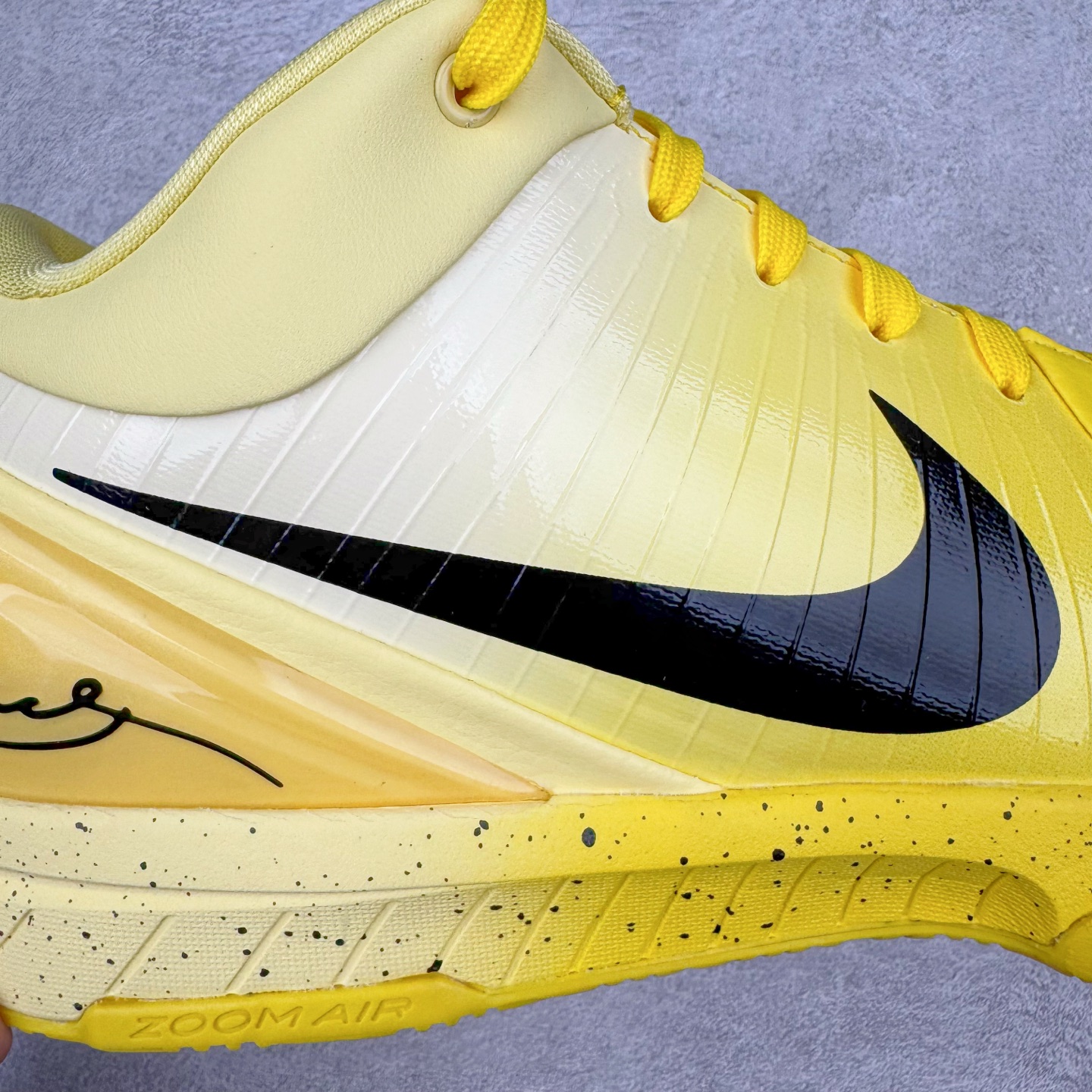 图片[19]-＃灭世 NK Zoom Kobe 4 CHBL 科比四代耐克高中黄色 IH0587-700 历时半年 重新开版 最高工艺 最高标准 打造顶级实战旗舰标杆 实战属性TOP 1 接受任意版本实战性能正面PK 实力源自深耕实战球鞋的工业底蕴 王者归来绝非空穴来风 杜绝杀猪 感受一分钱十分货诚意巨作 ✅原厂超厚头层磨砂牛皮 ➕独家定制头层蛇鳞纹 ✅正确蛇鳞压印原盒 ✅原厂复刻纸板➕原楦调试 历时半年 打造近乎完美版型（包裹体验 鞋脚一体性 99% 无限接近） ✅中底MD黑色部分为特殊组合工艺 外层复合超薄绒布，触摸触感明显区分市场货品 【市场唯一同步正品工艺货品】 ✅代工级品控 一个月独家售后 为实战保驾护航 尺码：39-47.5-选品中心