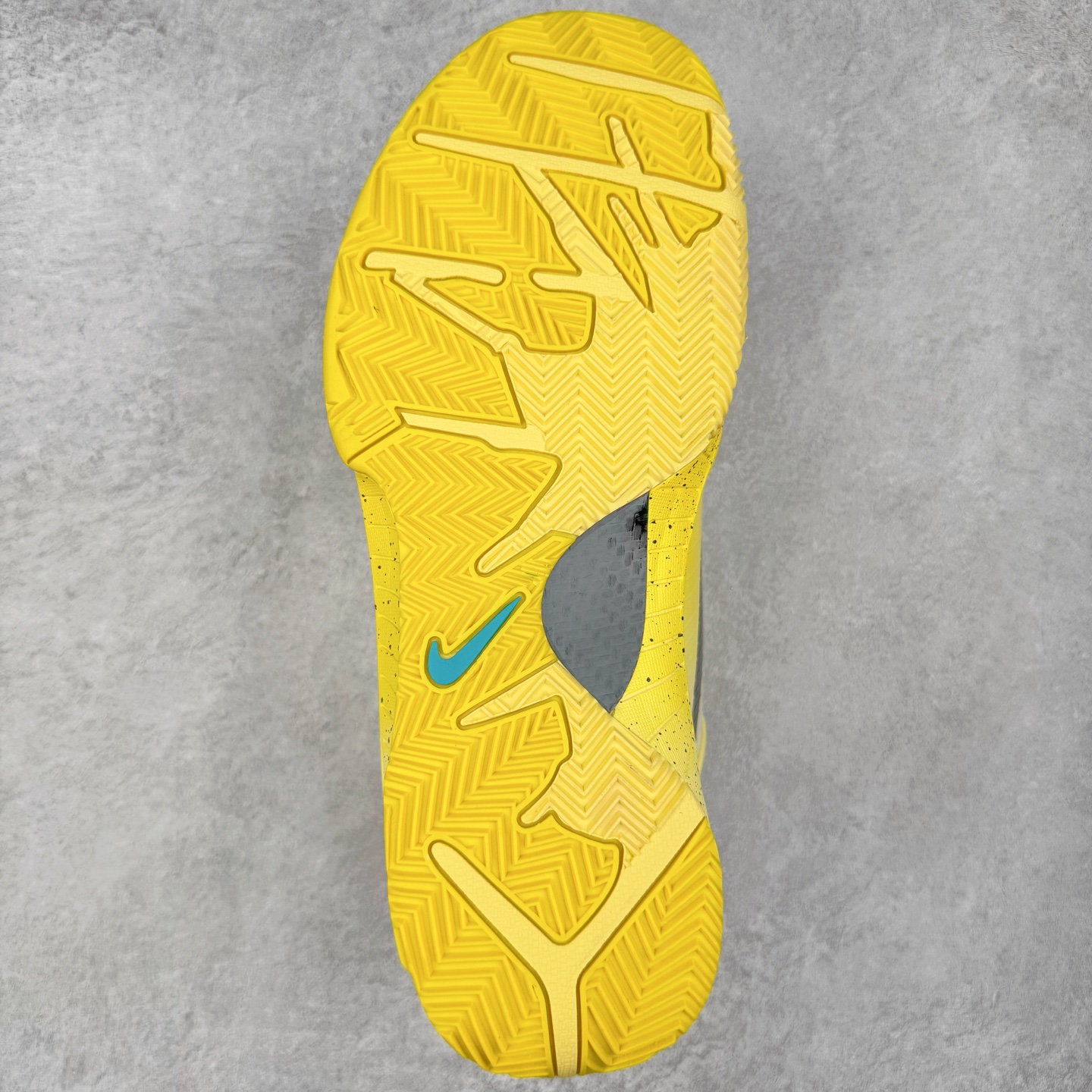 图片[9]-＃灭世 NK Zoom Kobe 4 CHBL 科比四代耐克高中黄色 IH0587-700 历时半年 重新开版 最高工艺 最高标准 打造顶级实战旗舰标杆 实战属性TOP 1 接受任意版本实战性能正面PK 实力源自深耕实战球鞋的工业底蕴 王者归来绝非空穴来风 杜绝杀猪 感受一分钱十分货诚意巨作 ✅原厂超厚头层磨砂牛皮 ➕独家定制头层蛇鳞纹 ✅正确蛇鳞压印原盒 ✅原厂复刻纸板➕原楦调试 历时半年 打造近乎完美版型（包裹体验 鞋脚一体性 99% 无限接近） ✅中底MD黑色部分为特殊组合工艺 外层复合超薄绒布，触摸触感明显区分市场货品 【市场唯一同步正品工艺货品】 ✅代工级品控 一个月独家售后 为实战保驾护航 尺码：39-47.5-选品中心