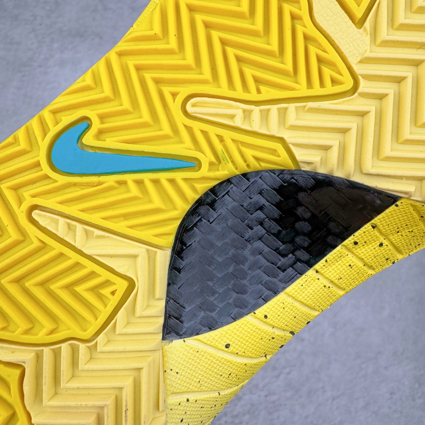 图片[20]-＃灭世 NK Zoom Kobe 4 CHBL 科比四代耐克高中黄色 IH0587-700 历时半年 重新开版 最高工艺 最高标准 打造顶级实战旗舰标杆 实战属性TOP 1 接受任意版本实战性能正面PK 实力源自深耕实战球鞋的工业底蕴 王者归来绝非空穴来风 杜绝杀猪 感受一分钱十分货诚意巨作 ✅原厂超厚头层磨砂牛皮 ➕独家定制头层蛇鳞纹 ✅正确蛇鳞压印原盒 ✅原厂复刻纸板➕原楦调试 历时半年 打造近乎完美版型（包裹体验 鞋脚一体性 99% 无限接近） ✅中底MD黑色部分为特殊组合工艺 外层复合超薄绒布，触摸触感明显区分市场货品 【市场唯一同步正品工艺货品】 ✅代工级品控 一个月独家售后 为实战保驾护航 尺码：39-47.5-选品中心