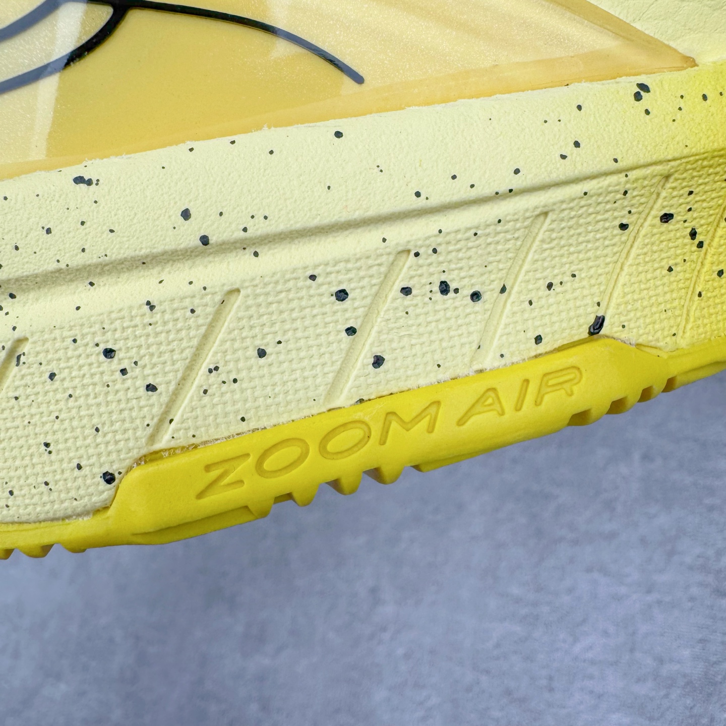 图片[17]-＃灭世 NK Zoom Kobe 4 CHBL 科比四代耐克高中黄色 IH0587-700 历时半年 重新开版 最高工艺 最高标准 打造顶级实战旗舰标杆 实战属性TOP 1 接受任意版本实战性能正面PK 实力源自深耕实战球鞋的工业底蕴 王者归来绝非空穴来风 杜绝杀猪 感受一分钱十分货诚意巨作 ✅原厂超厚头层磨砂牛皮 ➕独家定制头层蛇鳞纹 ✅正确蛇鳞压印原盒 ✅原厂复刻纸板➕原楦调试 历时半年 打造近乎完美版型（包裹体验 鞋脚一体性 99% 无限接近） ✅中底MD黑色部分为特殊组合工艺 外层复合超薄绒布，触摸触感明显区分市场货品 【市场唯一同步正品工艺货品】 ✅代工级品控 一个月独家售后 为实战保驾护航 尺码：39-47.5-选品中心