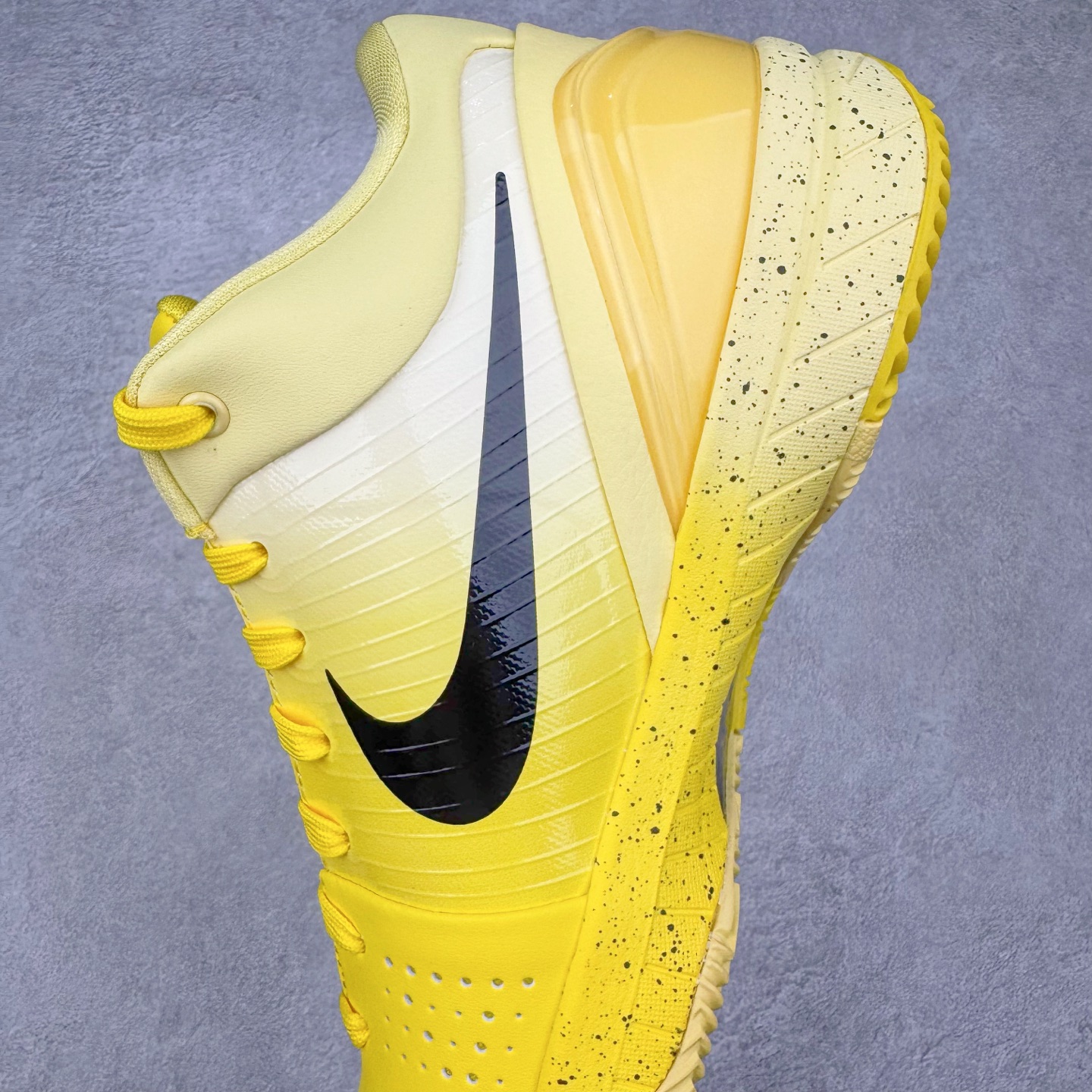 图片[7]-＃灭世 NK Zoom Kobe 4 CHBL 科比四代耐克高中黄色 IH0587-700 历时半年 重新开版 最高工艺 最高标准 打造顶级实战旗舰标杆 实战属性TOP 1 接受任意版本实战性能正面PK 实力源自深耕实战球鞋的工业底蕴 王者归来绝非空穴来风 杜绝杀猪 感受一分钱十分货诚意巨作 ✅原厂超厚头层磨砂牛皮 ➕独家定制头层蛇鳞纹 ✅正确蛇鳞压印原盒 ✅原厂复刻纸板➕原楦调试 历时半年 打造近乎完美版型（包裹体验 鞋脚一体性 99% 无限接近） ✅中底MD黑色部分为特殊组合工艺 外层复合超薄绒布，触摸触感明显区分市场货品 【市场唯一同步正品工艺货品】 ✅代工级品控 一个月独家售后 为实战保驾护航 尺码：39-47.5-选品中心