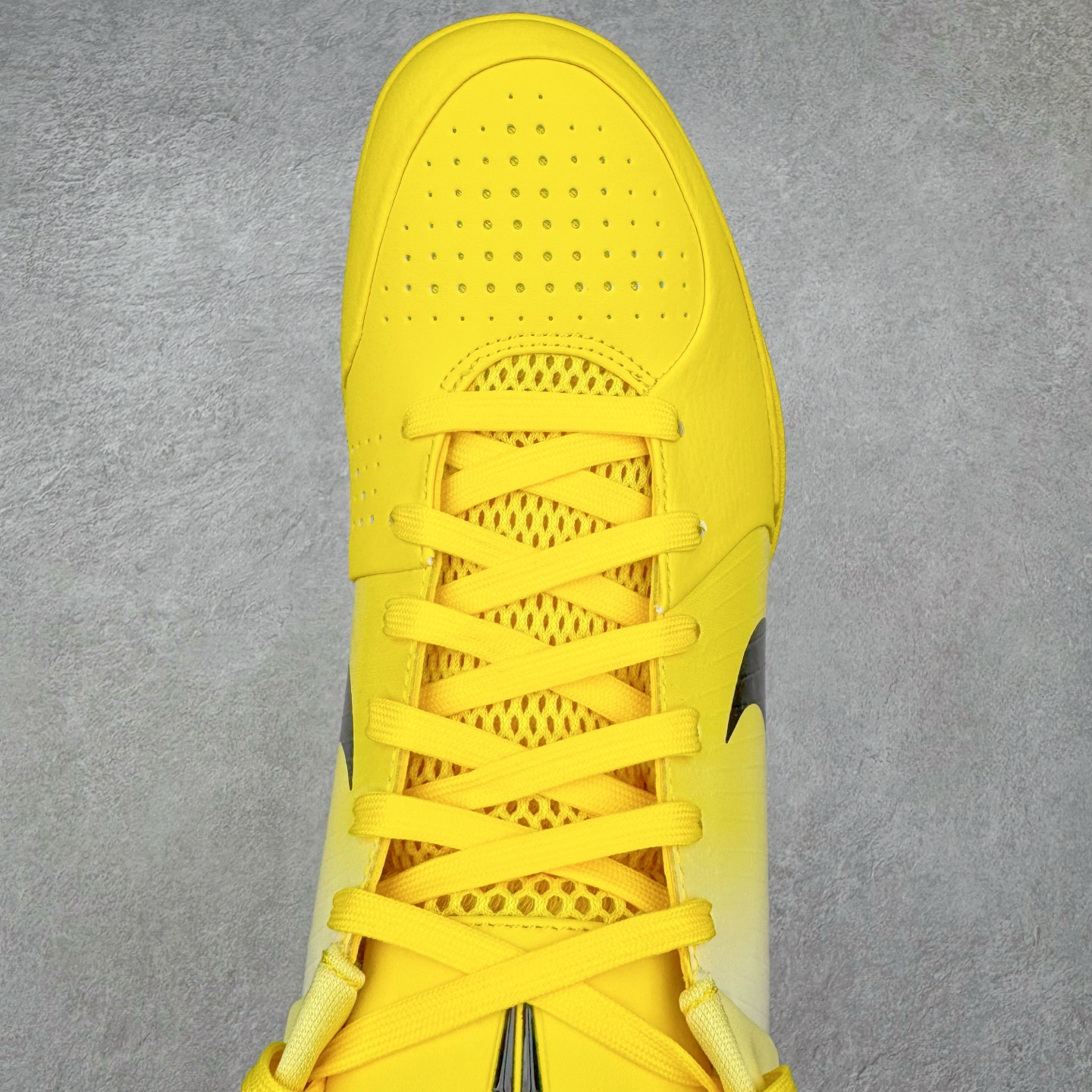 图片[4]-＃灭世 NK Zoom Kobe 4 CHBL 科比四代耐克高中黄色 IH0587-700 历时半年 重新开版 最高工艺 最高标准 打造顶级实战旗舰标杆 实战属性TOP 1 接受任意版本实战性能正面PK 实力源自深耕实战球鞋的工业底蕴 王者归来绝非空穴来风 杜绝杀猪 感受一分钱十分货诚意巨作 ✅原厂超厚头层磨砂牛皮 ➕独家定制头层蛇鳞纹 ✅正确蛇鳞压印原盒 ✅原厂复刻纸板➕原楦调试 历时半年 打造近乎完美版型（包裹体验 鞋脚一体性 99% 无限接近） ✅中底MD黑色部分为特殊组合工艺 外层复合超薄绒布，触摸触感明显区分市场货品 【市场唯一同步正品工艺货品】 ✅代工级品控 一个月独家售后 为实战保驾护航 尺码：39-47.5-选品中心