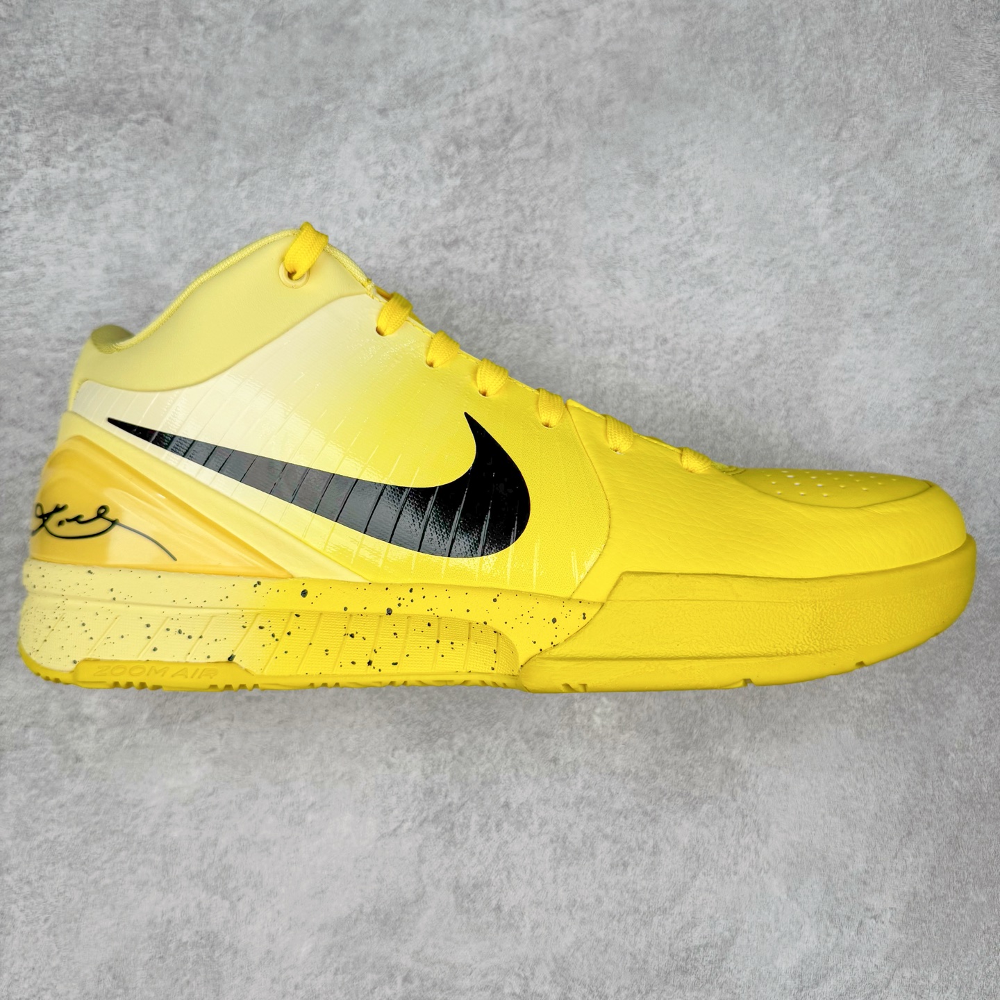 ＃灭世 NK Zoom Kobe 4 CHBL 科比四代耐克高中黄色 IH0587-700 历时半年 重新开版 最高工艺 最高标准 打造顶级实战旗舰标杆 实战属性TOP 1 接受任意版本实战性能正面PK 实力源自深耕实战球鞋的工业底蕴 王者归来绝非空穴来风 杜绝杀猪 感受一分钱十分货诚意巨作 ✅原厂超厚头层磨砂牛皮 ➕独家定制头层蛇鳞纹 ✅正确蛇鳞压印原盒 ✅原厂复刻纸板➕原楦调试 历时半年 打造近乎完美版型（包裹体验 鞋脚一体性 99% 无限接近） ✅中底MD黑色部分为特殊组合工艺 外层复合超薄绒布，触摸触感明显区分市场货品 【市场唯一同步正品工艺货品】 ✅代工级品控 一个月独家售后 为实战保驾护航 尺码：39-47.5-选品中心