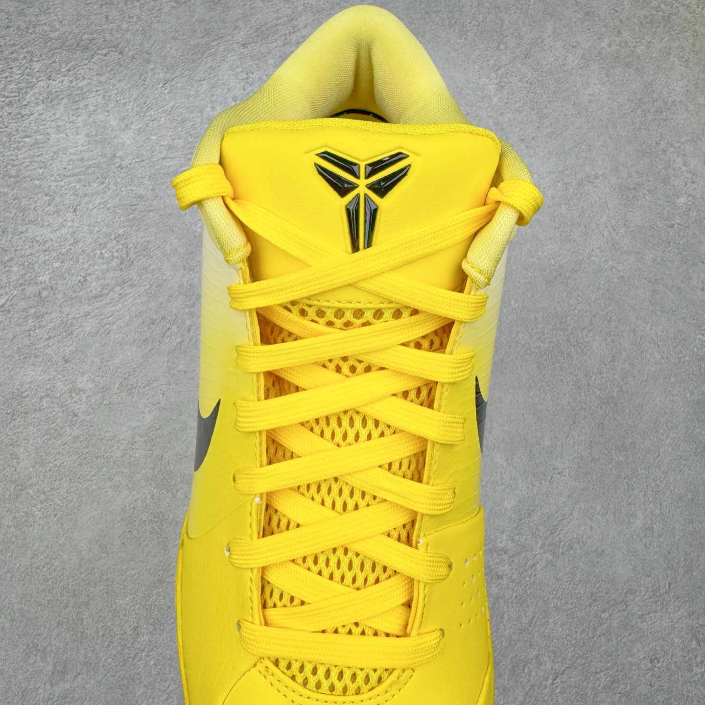 图片[5]-＃灭世 NK Zoom Kobe 4 CHBL 科比四代耐克高中黄色 IH0587-700 历时半年 重新开版 最高工艺 最高标准 打造顶级实战旗舰标杆 实战属性TOP 1 接受任意版本实战性能正面PK 实力源自深耕实战球鞋的工业底蕴 王者归来绝非空穴来风 杜绝杀猪 感受一分钱十分货诚意巨作 ✅原厂超厚头层磨砂牛皮 ➕独家定制头层蛇鳞纹 ✅正确蛇鳞压印原盒 ✅原厂复刻纸板➕原楦调试 历时半年 打造近乎完美版型（包裹体验 鞋脚一体性 99% 无限接近） ✅中底MD黑色部分为特殊组合工艺 外层复合超薄绒布，触摸触感明显区分市场货品 【市场唯一同步正品工艺货品】 ✅代工级品控 一个月独家售后 为实战保驾护航 尺码：39-47.5-选品中心