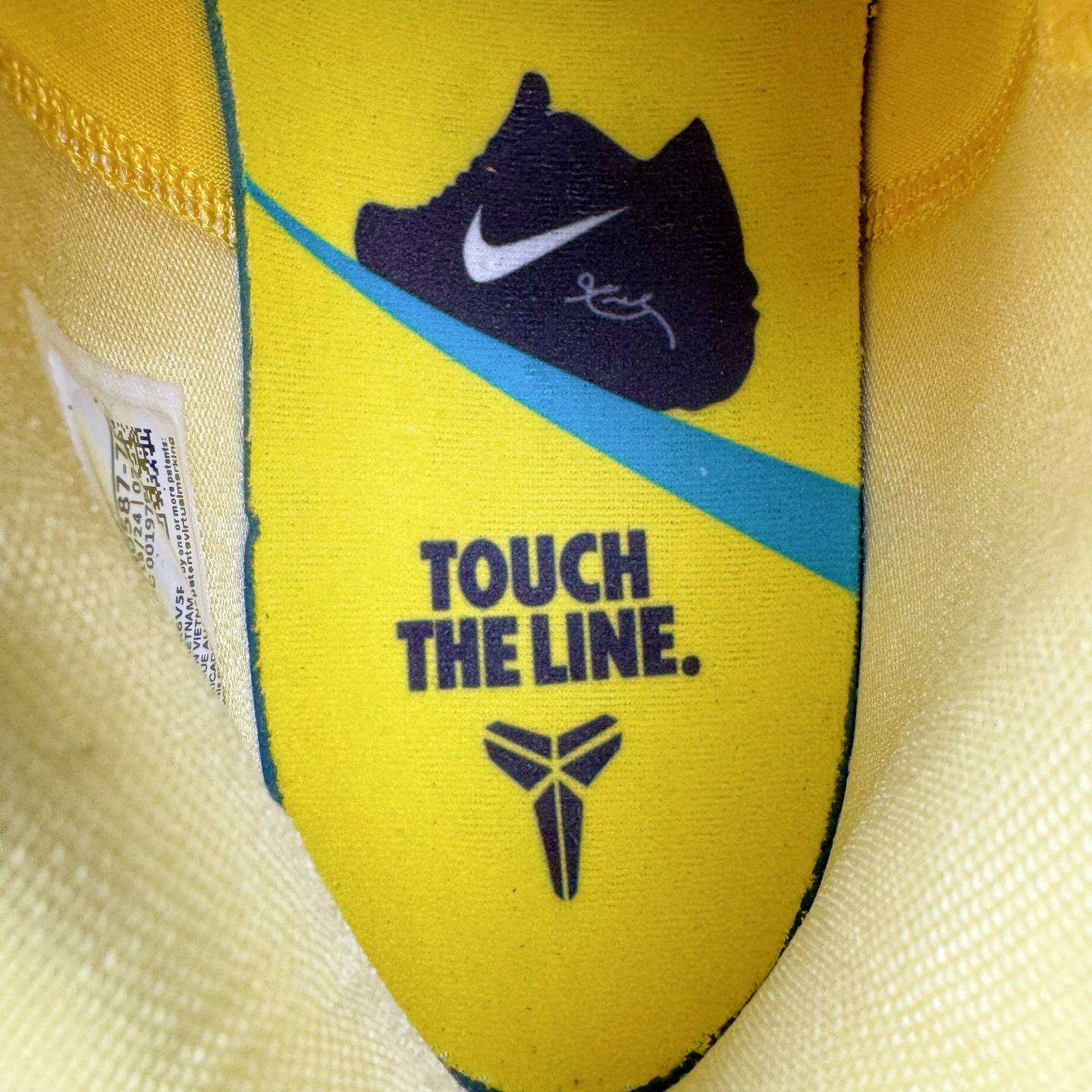 图片[12]-＃灭世 NK Zoom Kobe 4 CHBL 科比四代耐克高中黄色 IH0587-700 历时半年 重新开版 最高工艺 最高标准 打造顶级实战旗舰标杆 实战属性TOP 1 接受任意版本实战性能正面PK 实力源自深耕实战球鞋的工业底蕴 王者归来绝非空穴来风 杜绝杀猪 感受一分钱十分货诚意巨作 ✅原厂超厚头层磨砂牛皮 ➕独家定制头层蛇鳞纹 ✅正确蛇鳞压印原盒 ✅原厂复刻纸板➕原楦调试 历时半年 打造近乎完美版型（包裹体验 鞋脚一体性 99% 无限接近） ✅中底MD黑色部分为特殊组合工艺 外层复合超薄绒布，触摸触感明显区分市场货品 【市场唯一同步正品工艺货品】 ✅代工级品控 一个月独家售后 为实战保驾护航 尺码：39-47.5-选品中心