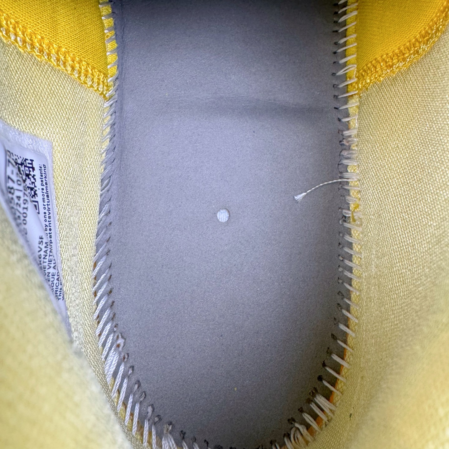 图片[10]-＃灭世 NK Zoom Kobe 4 CHBL 科比四代耐克高中黄色 IH0587-700 历时半年 重新开版 最高工艺 最高标准 打造顶级实战旗舰标杆 实战属性TOP 1 接受任意版本实战性能正面PK 实力源自深耕实战球鞋的工业底蕴 王者归来绝非空穴来风 杜绝杀猪 感受一分钱十分货诚意巨作 ✅原厂超厚头层磨砂牛皮 ➕独家定制头层蛇鳞纹 ✅正确蛇鳞压印原盒 ✅原厂复刻纸板➕原楦调试 历时半年 打造近乎完美版型（包裹体验 鞋脚一体性 99% 无限接近） ✅中底MD黑色部分为特殊组合工艺 外层复合超薄绒布，触摸触感明显区分市场货品 【市场唯一同步正品工艺货品】 ✅代工级品控 一个月独家售后 为实战保驾护航 尺码：39-47.5-选品中心