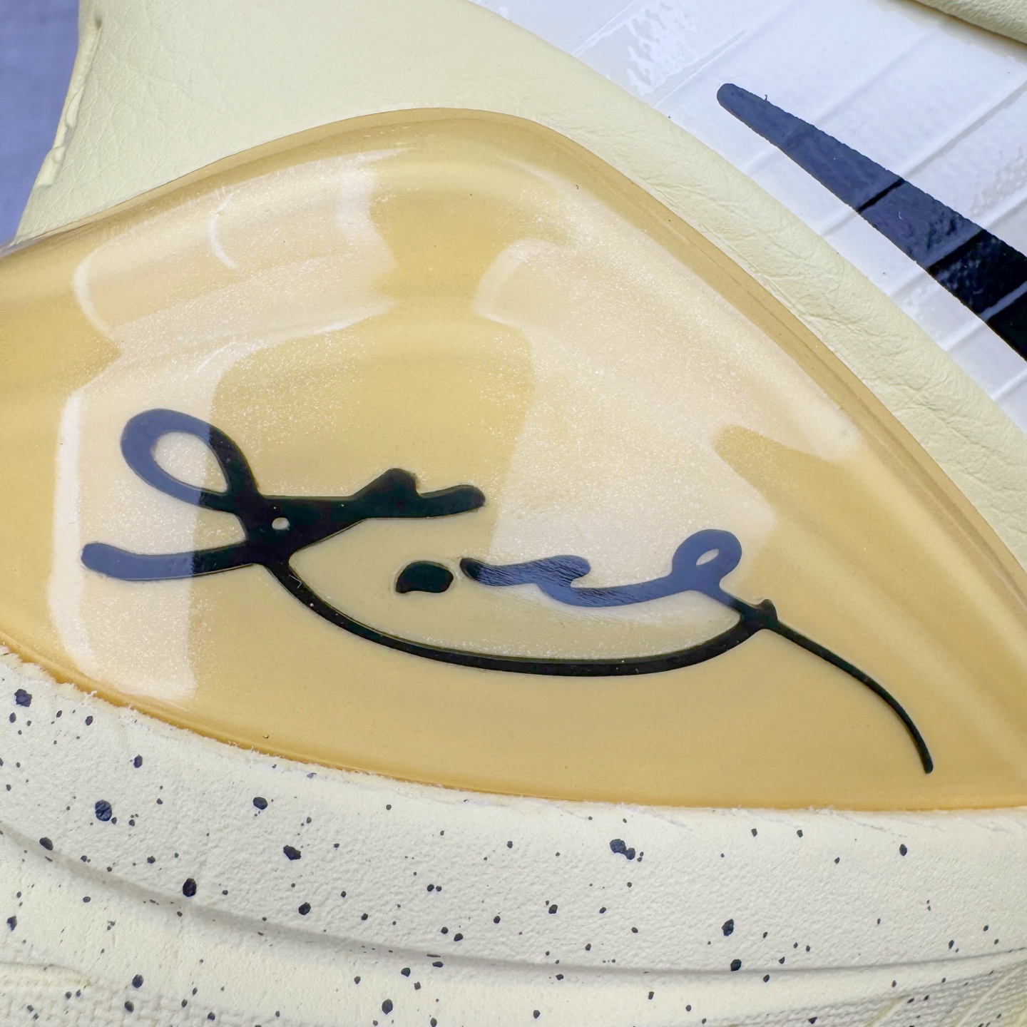 图片[18]-＃灭世 NK Zoom Kobe 4 CHBL 科比四代耐克高中黄色 IH0587-700 历时半年 重新开版 最高工艺 最高标准 打造顶级实战旗舰标杆 实战属性TOP 1 接受任意版本实战性能正面PK 实力源自深耕实战球鞋的工业底蕴 王者归来绝非空穴来风 杜绝杀猪 感受一分钱十分货诚意巨作 ✅原厂超厚头层磨砂牛皮 ➕独家定制头层蛇鳞纹 ✅正确蛇鳞压印原盒 ✅原厂复刻纸板➕原楦调试 历时半年 打造近乎完美版型（包裹体验 鞋脚一体性 99% 无限接近） ✅中底MD黑色部分为特殊组合工艺 外层复合超薄绒布，触摸触感明显区分市场货品 【市场唯一同步正品工艺货品】 ✅代工级品控 一个月独家售后 为实战保驾护航 尺码：39-47.5-选品中心