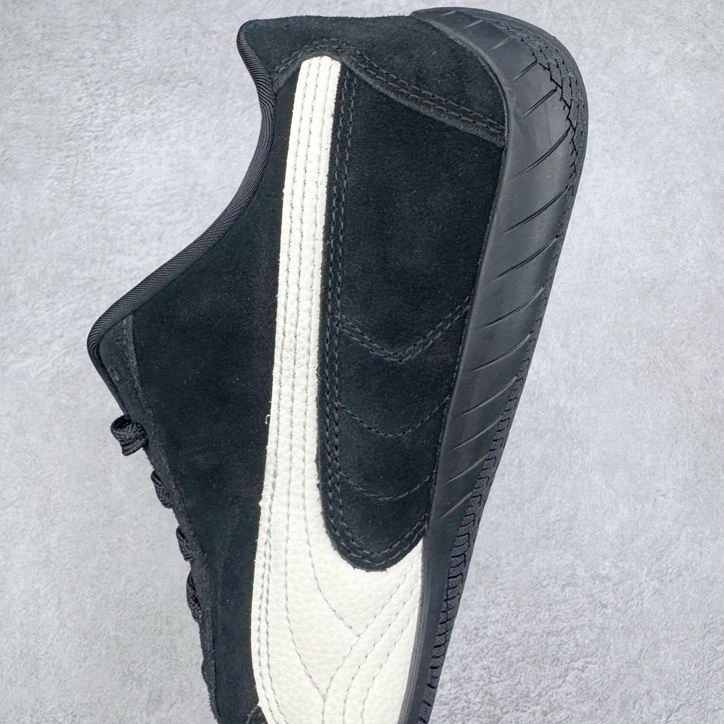 图片[7]-＃HP纯原 Open YY x PUMA Speedca OG 彪马极速赛车系列低帮德训风拼接复古百搭休闲运动赛车鞋 OPEN YY x Puma Speedcat，成为韩国 2024 年至今最热鞋款，引发本地玩家排队疯抢，而缔造者之一 OPEN YY 早已席卷韩国时尚圈，并正试图用 Puma 联名等方式，将「首尔辣妹美学」带向全球。本次与「首尔辣妹衣柜」 OPEN YY 联名，发售之外还在乐天世界购物中心举办 POP UP，时尚博主纷纷到场打卡，让 Puma 的「IT Shoes」进一步拓展韩国市场，本次共发售 3 款配色，粉金、沙银更受女玩家喜爱，用以搭配裙装、运动裤，黑银则低调前卫，且男码几乎无溢价；而让不少玩家「提前种草」的，则是 OPEN YY 示范的「彩色丝袜 blokette 混搭」，配合干燥迷幻的亚文化氛围，成为不少女生的「新搭配指南」， POP UP 现场和近两天的社媒上脚图中，不少玩家继续用本次联名 Speedcat 玩转 blokette，并强调 Speedcat 与其他平底运动鞋相比，更加前卫、性感；Speedcat 外，OPEN YY 还将 Puma 的 Tracksuit、复古运动外套等单品，融入自身的「首尔辣妹美学」， 千禧银、赛车印花设计，颇为符合当下首尔街头日常着装的审美，也同样在发售时受到追捧。尺码：35.5 36 37 37.5 38 38.5 39 40 40.5 41 42 42.5 43 44 45-选品中心