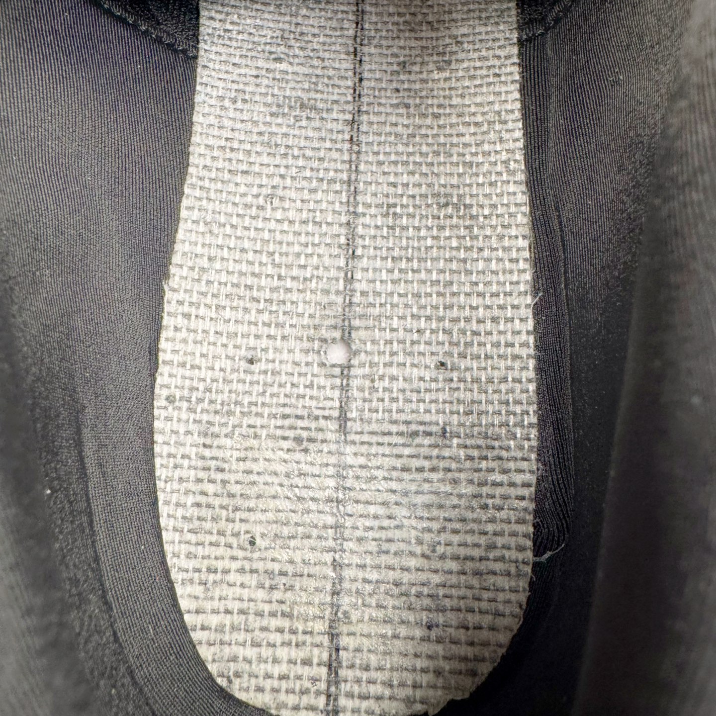 图片[11]-＃HP纯原 Open YY x PUMA Speedca OG 彪马极速赛车系列低帮德训风拼接复古百搭休闲运动赛车鞋 OPEN YY x Puma Speedcat，成为韩国 2024 年至今最热鞋款，引发本地玩家排队疯抢，而缔造者之一 OPEN YY 早已席卷韩国时尚圈，并正试图用 Puma 联名等方式，将「首尔辣妹美学」带向全球。本次与「首尔辣妹衣柜」 OPEN YY 联名，发售之外还在乐天世界购物中心举办 POP UP，时尚博主纷纷到场打卡，让 Puma 的「IT Shoes」进一步拓展韩国市场，本次共发售 3 款配色，粉金、沙银更受女玩家喜爱，用以搭配裙装、运动裤，黑银则低调前卫，且男码几乎无溢价；而让不少玩家「提前种草」的，则是 OPEN YY 示范的「彩色丝袜 blokette 混搭」，配合干燥迷幻的亚文化氛围，成为不少女生的「新搭配指南」， POP UP 现场和近两天的社媒上脚图中，不少玩家继续用本次联名 Speedcat 玩转 blokette，并强调 Speedcat 与其他平底运动鞋相比，更加前卫、性感；Speedcat 外，OPEN YY 还将 Puma 的 Tracksuit、复古运动外套等单品，融入自身的「首尔辣妹美学」， 千禧银、赛车印花设计，颇为符合当下首尔街头日常着装的审美，也同样在发售时受到追捧。尺码：35.5 36 37 37.5 38 38.5 39 40 40.5 41 42 42.5 43 44 45-选品中心