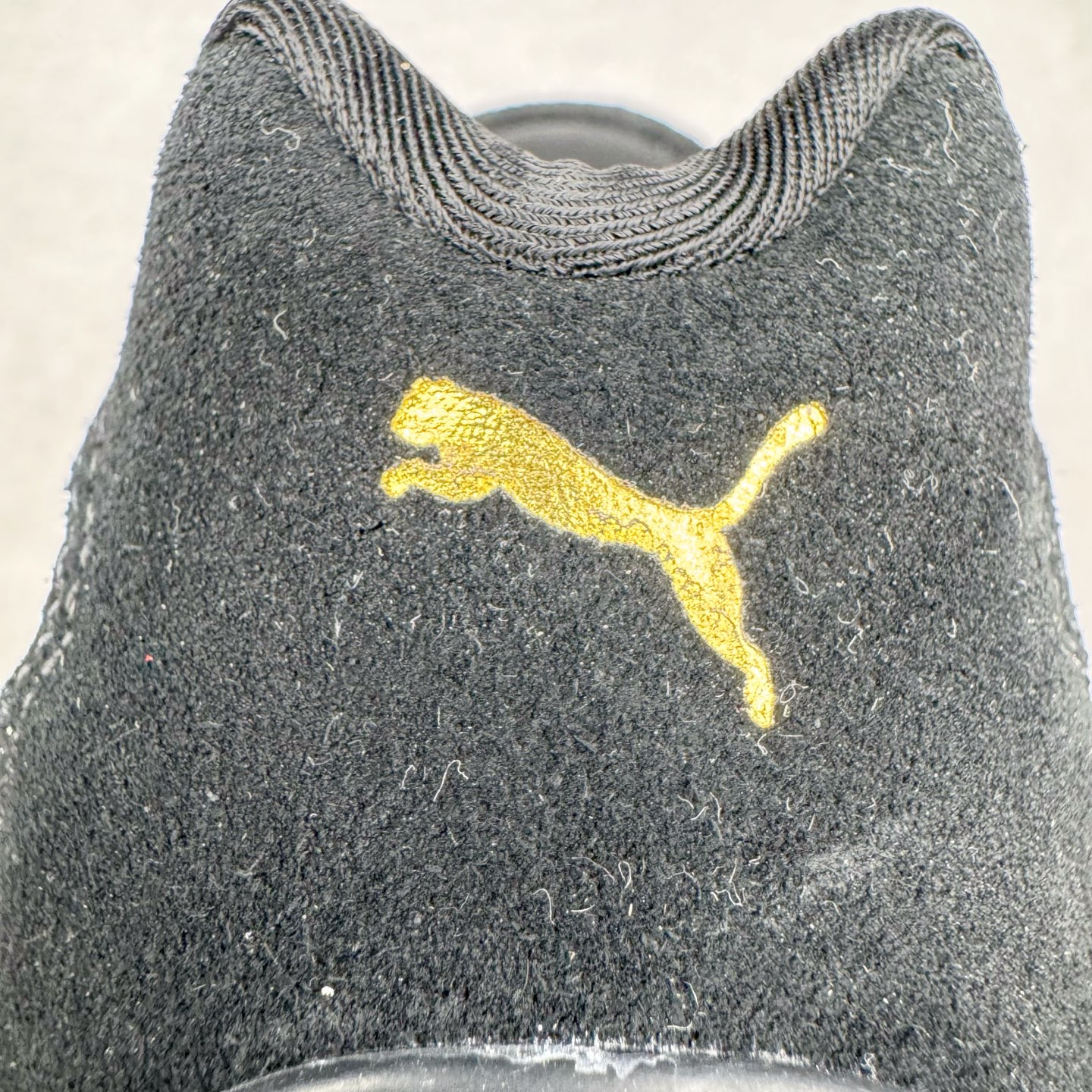 图片[22]-＃HP纯原 Open YY x PUMA Speedca OG 彪马极速赛车系列低帮德训风拼接复古百搭休闲运动赛车鞋 OPEN YY x Puma Speedcat，成为韩国 2024 年至今最热鞋款，引发本地玩家排队疯抢，而缔造者之一 OPEN YY 早已席卷韩国时尚圈，并正试图用 Puma 联名等方式，将「首尔辣妹美学」带向全球。本次与「首尔辣妹衣柜」 OPEN YY 联名，发售之外还在乐天世界购物中心举办 POP UP，时尚博主纷纷到场打卡，让 Puma 的「IT Shoes」进一步拓展韩国市场，本次共发售 3 款配色，粉金、沙银更受女玩家喜爱，用以搭配裙装、运动裤，黑银则低调前卫，且男码几乎无溢价；而让不少玩家「提前种草」的，则是 OPEN YY 示范的「彩色丝袜 blokette 混搭」，配合干燥迷幻的亚文化氛围，成为不少女生的「新搭配指南」， POP UP 现场和近两天的社媒上脚图中，不少玩家继续用本次联名 Speedcat 玩转 blokette，并强调 Speedcat 与其他平底运动鞋相比，更加前卫、性感；Speedcat 外，OPEN YY 还将 Puma 的 Tracksuit、复古运动外套等单品，融入自身的「首尔辣妹美学」， 千禧银、赛车印花设计，颇为符合当下首尔街头日常着装的审美，也同样在发售时受到追捧。尺码：35.5 36 37 37.5 38 38.5 39 40 40.5 41 42 42.5 43 44 45-选品中心