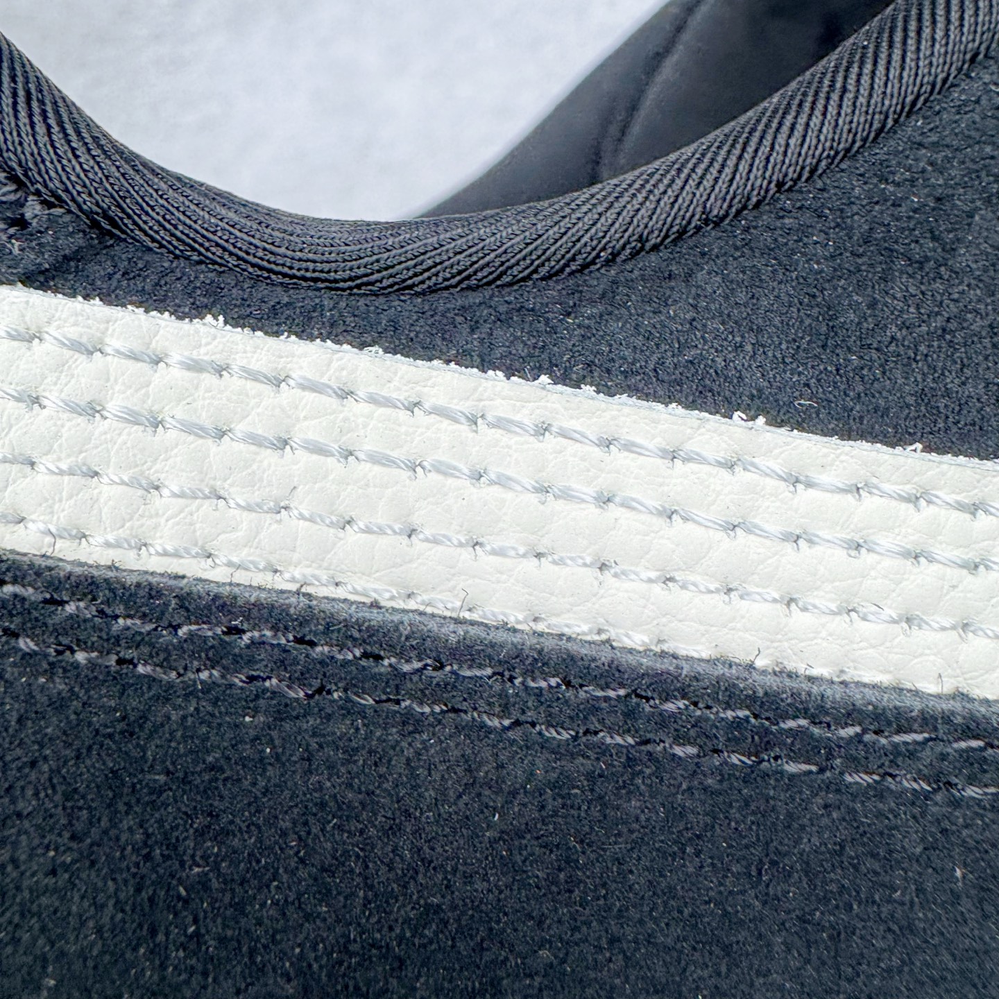 图片[18]-＃HP纯原 Open YY x PUMA Speedca OG 彪马极速赛车系列低帮德训风拼接复古百搭休闲运动赛车鞋 OPEN YY x Puma Speedcat，成为韩国 2024 年至今最热鞋款，引发本地玩家排队疯抢，而缔造者之一 OPEN YY 早已席卷韩国时尚圈，并正试图用 Puma 联名等方式，将「首尔辣妹美学」带向全球。本次与「首尔辣妹衣柜」 OPEN YY 联名，发售之外还在乐天世界购物中心举办 POP UP，时尚博主纷纷到场打卡，让 Puma 的「IT Shoes」进一步拓展韩国市场，本次共发售 3 款配色，粉金、沙银更受女玩家喜爱，用以搭配裙装、运动裤，黑银则低调前卫，且男码几乎无溢价；而让不少玩家「提前种草」的，则是 OPEN YY 示范的「彩色丝袜 blokette 混搭」，配合干燥迷幻的亚文化氛围，成为不少女生的「新搭配指南」， POP UP 现场和近两天的社媒上脚图中，不少玩家继续用本次联名 Speedcat 玩转 blokette，并强调 Speedcat 与其他平底运动鞋相比，更加前卫、性感；Speedcat 外，OPEN YY 还将 Puma 的 Tracksuit、复古运动外套等单品，融入自身的「首尔辣妹美学」， 千禧银、赛车印花设计，颇为符合当下首尔街头日常着装的审美，也同样在发售时受到追捧。尺码：35.5 36 37 37.5 38 38.5 39 40 40.5 41 42 42.5 43 44 45-选品中心