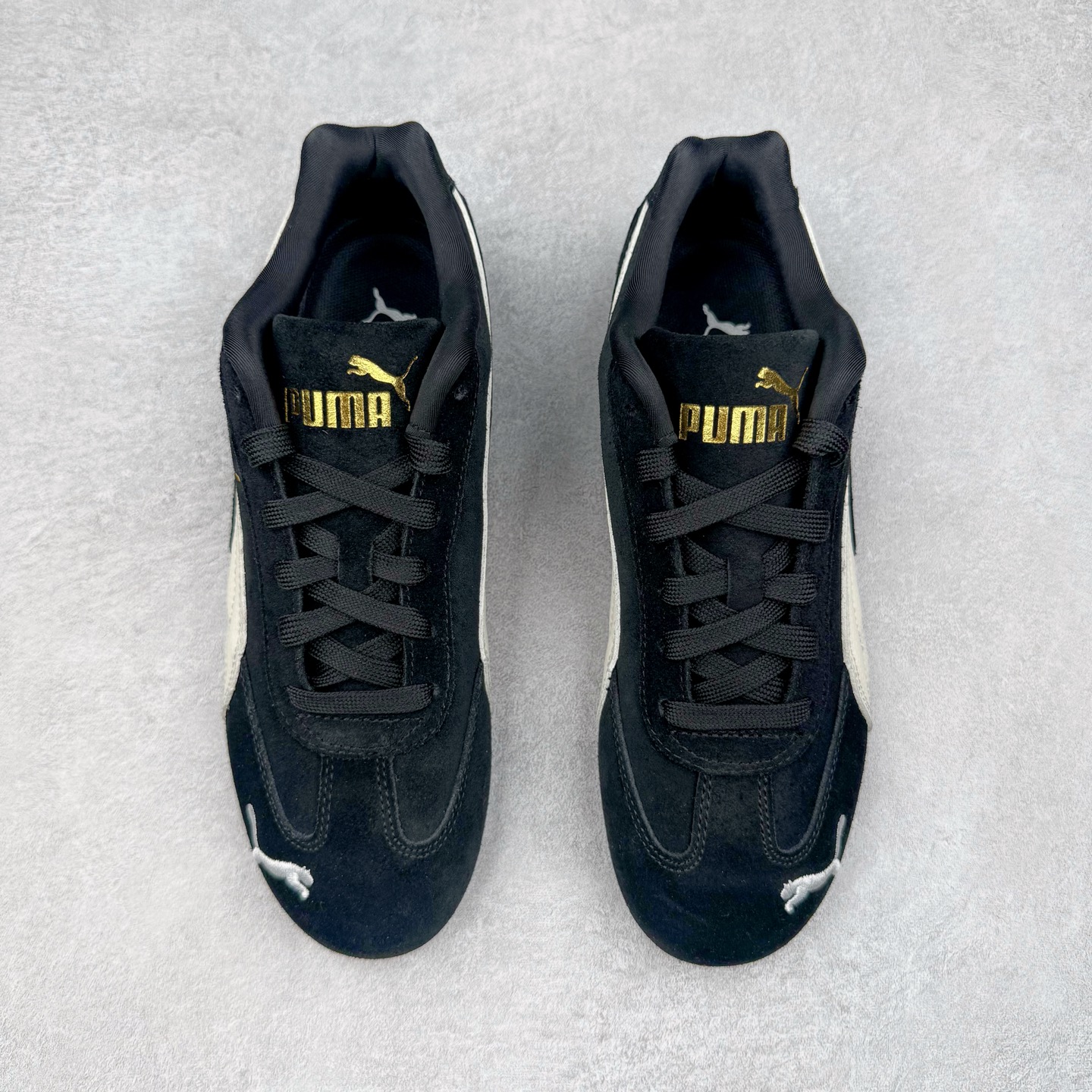 图片[2]-＃HP纯原 Open YY x PUMA Speedca OG 彪马极速赛车系列低帮德训风拼接复古百搭休闲运动赛车鞋 OPEN YY x Puma Speedcat，成为韩国 2024 年至今最热鞋款，引发本地玩家排队疯抢，而缔造者之一 OPEN YY 早已席卷韩国时尚圈，并正试图用 Puma 联名等方式，将「首尔辣妹美学」带向全球。本次与「首尔辣妹衣柜」 OPEN YY 联名，发售之外还在乐天世界购物中心举办 POP UP，时尚博主纷纷到场打卡，让 Puma 的「IT Shoes」进一步拓展韩国市场，本次共发售 3 款配色，粉金、沙银更受女玩家喜爱，用以搭配裙装、运动裤，黑银则低调前卫，且男码几乎无溢价；而让不少玩家「提前种草」的，则是 OPEN YY 示范的「彩色丝袜 blokette 混搭」，配合干燥迷幻的亚文化氛围，成为不少女生的「新搭配指南」， POP UP 现场和近两天的社媒上脚图中，不少玩家继续用本次联名 Speedcat 玩转 blokette，并强调 Speedcat 与其他平底运动鞋相比，更加前卫、性感；Speedcat 外，OPEN YY 还将 Puma 的 Tracksuit、复古运动外套等单品，融入自身的「首尔辣妹美学」， 千禧银、赛车印花设计，颇为符合当下首尔街头日常着装的审美，也同样在发售时受到追捧。尺码：35.5 36 37 37.5 38 38.5 39 40 40.5 41 42 42.5 43 44 45-选品中心