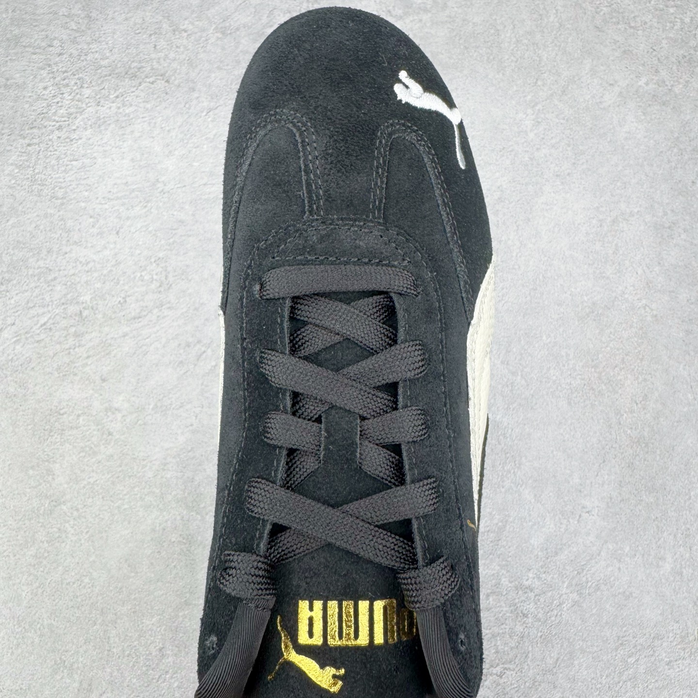 图片[4]-＃HP纯原 Open YY x PUMA Speedca OG 彪马极速赛车系列低帮德训风拼接复古百搭休闲运动赛车鞋 OPEN YY x Puma Speedcat，成为韩国 2024 年至今最热鞋款，引发本地玩家排队疯抢，而缔造者之一 OPEN YY 早已席卷韩国时尚圈，并正试图用 Puma 联名等方式，将「首尔辣妹美学」带向全球。本次与「首尔辣妹衣柜」 OPEN YY 联名，发售之外还在乐天世界购物中心举办 POP UP，时尚博主纷纷到场打卡，让 Puma 的「IT Shoes」进一步拓展韩国市场，本次共发售 3 款配色，粉金、沙银更受女玩家喜爱，用以搭配裙装、运动裤，黑银则低调前卫，且男码几乎无溢价；而让不少玩家「提前种草」的，则是 OPEN YY 示范的「彩色丝袜 blokette 混搭」，配合干燥迷幻的亚文化氛围，成为不少女生的「新搭配指南」， POP UP 现场和近两天的社媒上脚图中，不少玩家继续用本次联名 Speedcat 玩转 blokette，并强调 Speedcat 与其他平底运动鞋相比，更加前卫、性感；Speedcat 外，OPEN YY 还将 Puma 的 Tracksuit、复古运动外套等单品，融入自身的「首尔辣妹美学」， 千禧银、赛车印花设计，颇为符合当下首尔街头日常着装的审美，也同样在发售时受到追捧。尺码：35.5 36 37 37.5 38 38.5 39 40 40.5 41 42 42.5 43 44 45-选品中心