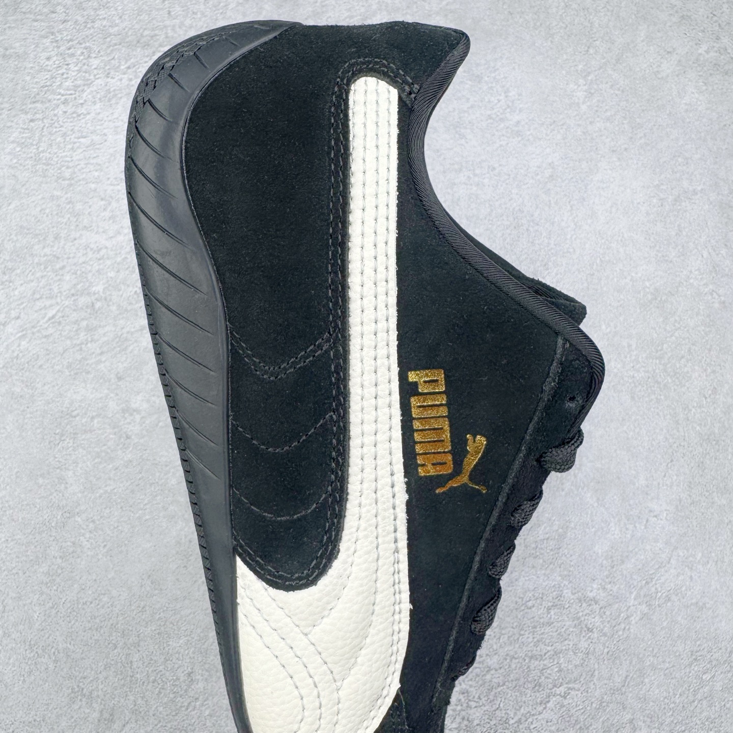 图片[6]-＃HP纯原 Open YY x PUMA Speedca OG 彪马极速赛车系列低帮德训风拼接复古百搭休闲运动赛车鞋 OPEN YY x Puma Speedcat，成为韩国 2024 年至今最热鞋款，引发本地玩家排队疯抢，而缔造者之一 OPEN YY 早已席卷韩国时尚圈，并正试图用 Puma 联名等方式，将「首尔辣妹美学」带向全球。本次与「首尔辣妹衣柜」 OPEN YY 联名，发售之外还在乐天世界购物中心举办 POP UP，时尚博主纷纷到场打卡，让 Puma 的「IT Shoes」进一步拓展韩国市场，本次共发售 3 款配色，粉金、沙银更受女玩家喜爱，用以搭配裙装、运动裤，黑银则低调前卫，且男码几乎无溢价；而让不少玩家「提前种草」的，则是 OPEN YY 示范的「彩色丝袜 blokette 混搭」，配合干燥迷幻的亚文化氛围，成为不少女生的「新搭配指南」， POP UP 现场和近两天的社媒上脚图中，不少玩家继续用本次联名 Speedcat 玩转 blokette，并强调 Speedcat 与其他平底运动鞋相比，更加前卫、性感；Speedcat 外，OPEN YY 还将 Puma 的 Tracksuit、复古运动外套等单品，融入自身的「首尔辣妹美学」， 千禧银、赛车印花设计，颇为符合当下首尔街头日常着装的审美，也同样在发售时受到追捧。尺码：35.5 36 37 37.5 38 38.5 39 40 40.5 41 42 42.5 43 44 45-选品中心