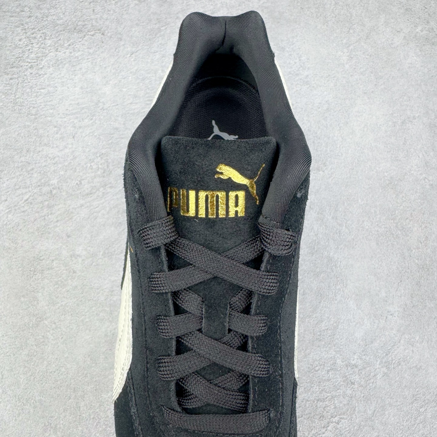 图片[5]-＃HP纯原 Open YY x PUMA Speedca OG 彪马极速赛车系列低帮德训风拼接复古百搭休闲运动赛车鞋 OPEN YY x Puma Speedcat，成为韩国 2024 年至今最热鞋款，引发本地玩家排队疯抢，而缔造者之一 OPEN YY 早已席卷韩国时尚圈，并正试图用 Puma 联名等方式，将「首尔辣妹美学」带向全球。本次与「首尔辣妹衣柜」 OPEN YY 联名，发售之外还在乐天世界购物中心举办 POP UP，时尚博主纷纷到场打卡，让 Puma 的「IT Shoes」进一步拓展韩国市场，本次共发售 3 款配色，粉金、沙银更受女玩家喜爱，用以搭配裙装、运动裤，黑银则低调前卫，且男码几乎无溢价；而让不少玩家「提前种草」的，则是 OPEN YY 示范的「彩色丝袜 blokette 混搭」，配合干燥迷幻的亚文化氛围，成为不少女生的「新搭配指南」， POP UP 现场和近两天的社媒上脚图中，不少玩家继续用本次联名 Speedcat 玩转 blokette，并强调 Speedcat 与其他平底运动鞋相比，更加前卫、性感；Speedcat 外，OPEN YY 还将 Puma 的 Tracksuit、复古运动外套等单品，融入自身的「首尔辣妹美学」， 千禧银、赛车印花设计，颇为符合当下首尔街头日常着装的审美，也同样在发售时受到追捧。尺码：35.5 36 37 37.5 38 38.5 39 40 40.5 41 42 42.5 43 44 45-选品中心