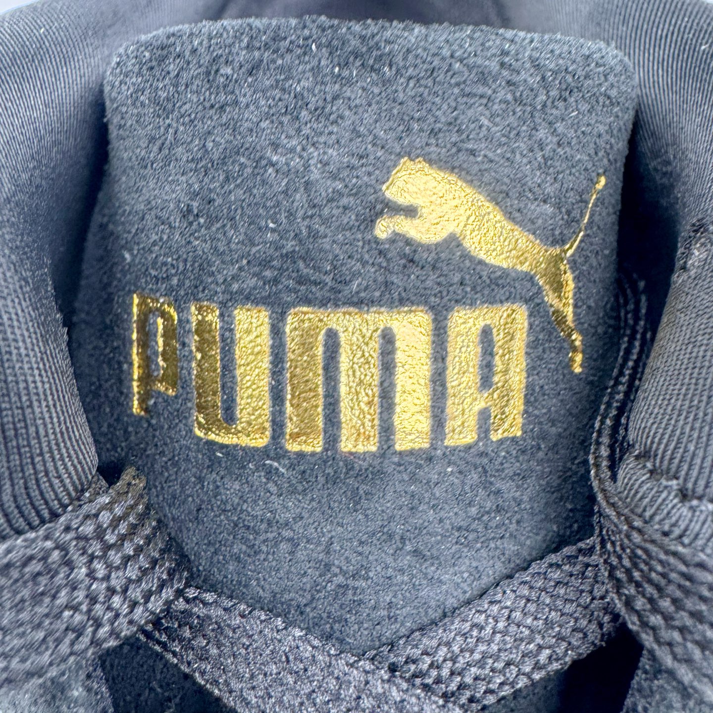 图片[14]-＃HP纯原 Open YY x PUMA Speedca OG 彪马极速赛车系列低帮德训风拼接复古百搭休闲运动赛车鞋 OPEN YY x Puma Speedcat，成为韩国 2024 年至今最热鞋款，引发本地玩家排队疯抢，而缔造者之一 OPEN YY 早已席卷韩国时尚圈，并正试图用 Puma 联名等方式，将「首尔辣妹美学」带向全球。本次与「首尔辣妹衣柜」 OPEN YY 联名，发售之外还在乐天世界购物中心举办 POP UP，时尚博主纷纷到场打卡，让 Puma 的「IT Shoes」进一步拓展韩国市场，本次共发售 3 款配色，粉金、沙银更受女玩家喜爱，用以搭配裙装、运动裤，黑银则低调前卫，且男码几乎无溢价；而让不少玩家「提前种草」的，则是 OPEN YY 示范的「彩色丝袜 blokette 混搭」，配合干燥迷幻的亚文化氛围，成为不少女生的「新搭配指南」， POP UP 现场和近两天的社媒上脚图中，不少玩家继续用本次联名 Speedcat 玩转 blokette，并强调 Speedcat 与其他平底运动鞋相比，更加前卫、性感；Speedcat 外，OPEN YY 还将 Puma 的 Tracksuit、复古运动外套等单品，融入自身的「首尔辣妹美学」， 千禧银、赛车印花设计，颇为符合当下首尔街头日常着装的审美，也同样在发售时受到追捧。尺码：35.5 36 37 37.5 38 38.5 39 40 40.5 41 42 42.5 43 44 45-选品中心