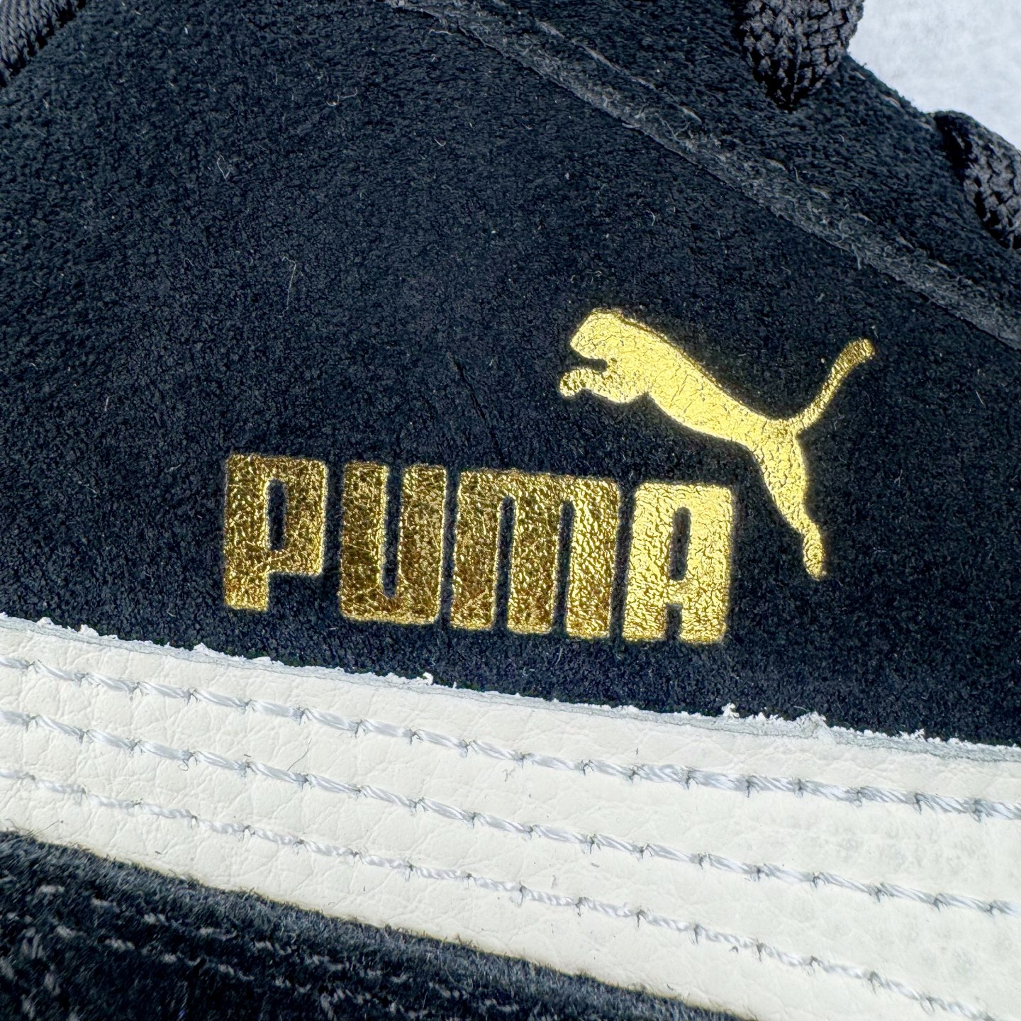 图片[19]-＃HP纯原 Open YY x PUMA Speedca OG 彪马极速赛车系列低帮德训风拼接复古百搭休闲运动赛车鞋 OPEN YY x Puma Speedcat，成为韩国 2024 年至今最热鞋款，引发本地玩家排队疯抢，而缔造者之一 OPEN YY 早已席卷韩国时尚圈，并正试图用 Puma 联名等方式，将「首尔辣妹美学」带向全球。本次与「首尔辣妹衣柜」 OPEN YY 联名，发售之外还在乐天世界购物中心举办 POP UP，时尚博主纷纷到场打卡，让 Puma 的「IT Shoes」进一步拓展韩国市场，本次共发售 3 款配色，粉金、沙银更受女玩家喜爱，用以搭配裙装、运动裤，黑银则低调前卫，且男码几乎无溢价；而让不少玩家「提前种草」的，则是 OPEN YY 示范的「彩色丝袜 blokette 混搭」，配合干燥迷幻的亚文化氛围，成为不少女生的「新搭配指南」， POP UP 现场和近两天的社媒上脚图中，不少玩家继续用本次联名 Speedcat 玩转 blokette，并强调 Speedcat 与其他平底运动鞋相比，更加前卫、性感；Speedcat 外，OPEN YY 还将 Puma 的 Tracksuit、复古运动外套等单品，融入自身的「首尔辣妹美学」， 千禧银、赛车印花设计，颇为符合当下首尔街头日常着装的审美，也同样在发售时受到追捧。尺码：35.5 36 37 37.5 38 38.5 39 40 40.5 41 42 42.5 43 44 45-选品中心