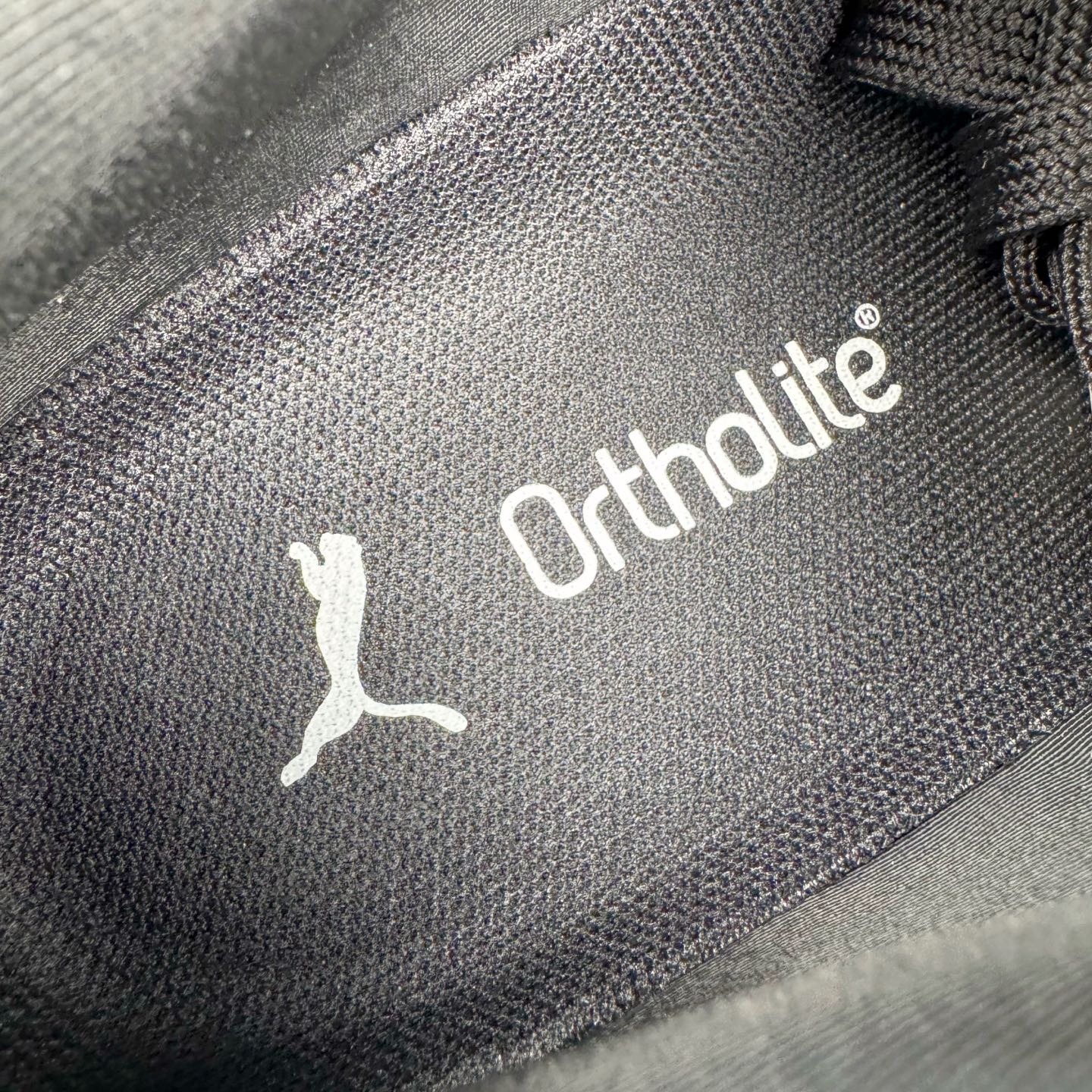 图片[12]-＃HP纯原 Open YY x PUMA Speedca OG 彪马极速赛车系列低帮德训风拼接复古百搭休闲运动赛车鞋 OPEN YY x Puma Speedcat，成为韩国 2024 年至今最热鞋款，引发本地玩家排队疯抢，而缔造者之一 OPEN YY 早已席卷韩国时尚圈，并正试图用 Puma 联名等方式，将「首尔辣妹美学」带向全球。本次与「首尔辣妹衣柜」 OPEN YY 联名，发售之外还在乐天世界购物中心举办 POP UP，时尚博主纷纷到场打卡，让 Puma 的「IT Shoes」进一步拓展韩国市场，本次共发售 3 款配色，粉金、沙银更受女玩家喜爱，用以搭配裙装、运动裤，黑银则低调前卫，且男码几乎无溢价；而让不少玩家「提前种草」的，则是 OPEN YY 示范的「彩色丝袜 blokette 混搭」，配合干燥迷幻的亚文化氛围，成为不少女生的「新搭配指南」， POP UP 现场和近两天的社媒上脚图中，不少玩家继续用本次联名 Speedcat 玩转 blokette，并强调 Speedcat 与其他平底运动鞋相比，更加前卫、性感；Speedcat 外，OPEN YY 还将 Puma 的 Tracksuit、复古运动外套等单品，融入自身的「首尔辣妹美学」， 千禧银、赛车印花设计，颇为符合当下首尔街头日常着装的审美，也同样在发售时受到追捧。尺码：35.5 36 37 37.5 38 38.5 39 40 40.5 41 42 42.5 43 44 45-选品中心