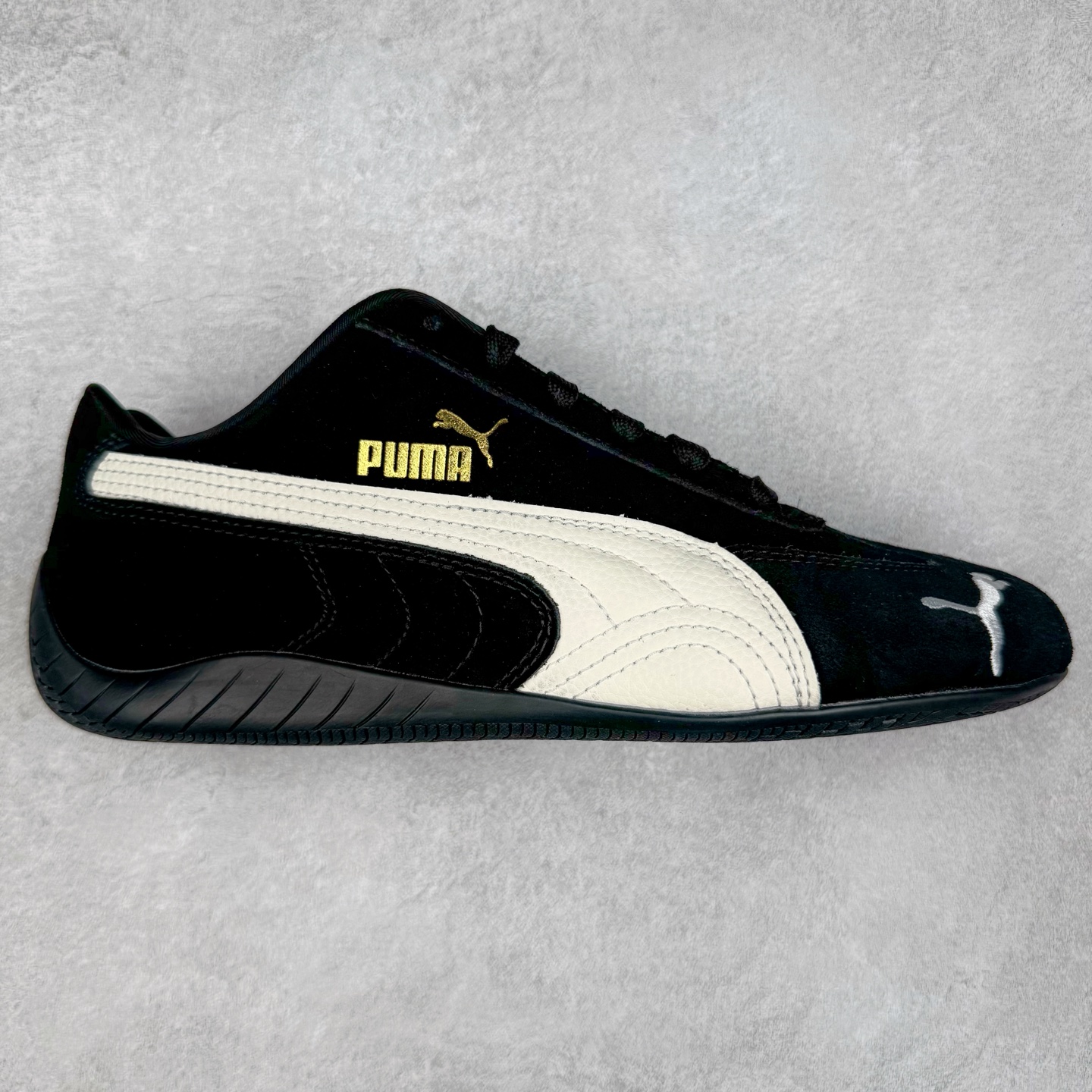 ＃HP纯原 Open YY x PUMA Speedca OG 彪马极速赛车系列低帮德训风拼接复古百搭休闲运动赛车鞋 OPEN YY x Puma Speedcat，成为韩国 2024 年至今最热鞋款，引发本地玩家排队疯抢，而缔造者之一 OPEN YY 早已席卷韩国时尚圈，并正试图用 Puma 联名等方式，将「首尔辣妹美学」带向全球。本次与「首尔辣妹衣柜」 OPEN YY 联名，发售之外还在乐天世界购物中心举办 POP UP，时尚博主纷纷到场打卡，让 Puma 的「IT Shoes」进一步拓展韩国市场，本次共发售 3 款配色，粉金、沙银更受女玩家喜爱，用以搭配裙装、运动裤，黑银则低调前卫，且男码几乎无溢价；而让不少玩家「提前种草」的，则是 OPEN YY 示范的「彩色丝袜 blokette 混搭」，配合干燥迷幻的亚文化氛围，成为不少女生的「新搭配指南」， POP UP 现场和近两天的社媒上脚图中，不少玩家继续用本次联名 Speedcat 玩转 blokette，并强调 Speedcat 与其他平底运动鞋相比，更加前卫、性感；Speedcat 外，OPEN YY 还将 Puma 的 Tracksuit、复古运动外套等单品，融入自身的「首尔辣妹美学」， 千禧银、赛车印花设计，颇为符合当下首尔街头日常着装的审美，也同样在发售时受到追捧。尺码：35.5 36 37 37.5 38 38.5 39 40 40.5 41 42 42.5 43 44 45-选品中心