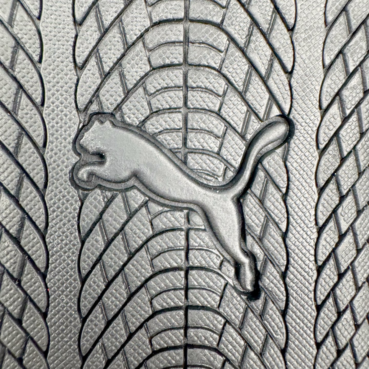 图片[21]-＃HP纯原 Open YY x PUMA Speedca OG 彪马极速赛车系列低帮德训风拼接复古百搭休闲运动赛车鞋 OPEN YY x Puma Speedcat，成为韩国 2024 年至今最热鞋款，引发本地玩家排队疯抢，而缔造者之一 OPEN YY 早已席卷韩国时尚圈，并正试图用 Puma 联名等方式，将「首尔辣妹美学」带向全球。本次与「首尔辣妹衣柜」 OPEN YY 联名，发售之外还在乐天世界购物中心举办 POP UP，时尚博主纷纷到场打卡，让 Puma 的「IT Shoes」进一步拓展韩国市场，本次共发售 3 款配色，粉金、沙银更受女玩家喜爱，用以搭配裙装、运动裤，黑银则低调前卫，且男码几乎无溢价；而让不少玩家「提前种草」的，则是 OPEN YY 示范的「彩色丝袜 blokette 混搭」，配合干燥迷幻的亚文化氛围，成为不少女生的「新搭配指南」， POP UP 现场和近两天的社媒上脚图中，不少玩家继续用本次联名 Speedcat 玩转 blokette，并强调 Speedcat 与其他平底运动鞋相比，更加前卫、性感；Speedcat 外，OPEN YY 还将 Puma 的 Tracksuit、复古运动外套等单品，融入自身的「首尔辣妹美学」， 千禧银、赛车印花设计，颇为符合当下首尔街头日常着装的审美，也同样在发售时受到追捧。尺码：35.5 36 37 37.5 38 38.5 39 40 40.5 41 42 42.5 43 44 45-选品中心