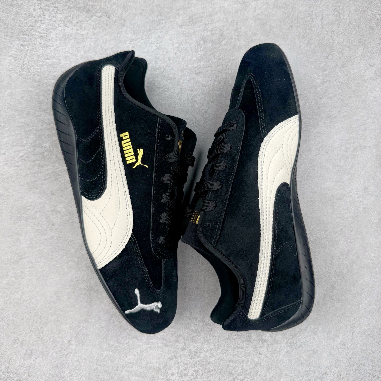 图片[3]-＃HP纯原 Open YY x PUMA Speedca OG 彪马极速赛车系列低帮德训风拼接复古百搭休闲运动赛车鞋 OPEN YY x Puma Speedcat，成为韩国 2024 年至今最热鞋款，引发本地玩家排队疯抢，而缔造者之一 OPEN YY 早已席卷韩国时尚圈，并正试图用 Puma 联名等方式，将「首尔辣妹美学」带向全球。本次与「首尔辣妹衣柜」 OPEN YY 联名，发售之外还在乐天世界购物中心举办 POP UP，时尚博主纷纷到场打卡，让 Puma 的「IT Shoes」进一步拓展韩国市场，本次共发售 3 款配色，粉金、沙银更受女玩家喜爱，用以搭配裙装、运动裤，黑银则低调前卫，且男码几乎无溢价；而让不少玩家「提前种草」的，则是 OPEN YY 示范的「彩色丝袜 blokette 混搭」，配合干燥迷幻的亚文化氛围，成为不少女生的「新搭配指南」， POP UP 现场和近两天的社媒上脚图中，不少玩家继续用本次联名 Speedcat 玩转 blokette，并强调 Speedcat 与其他平底运动鞋相比，更加前卫、性感；Speedcat 外，OPEN YY 还将 Puma 的 Tracksuit、复古运动外套等单品，融入自身的「首尔辣妹美学」， 千禧银、赛车印花设计，颇为符合当下首尔街头日常着装的审美，也同样在发售时受到追捧。尺码：35.5 36 37 37.5 38 38.5 39 40 40.5 41 42 42.5 43 44 45-选品中心