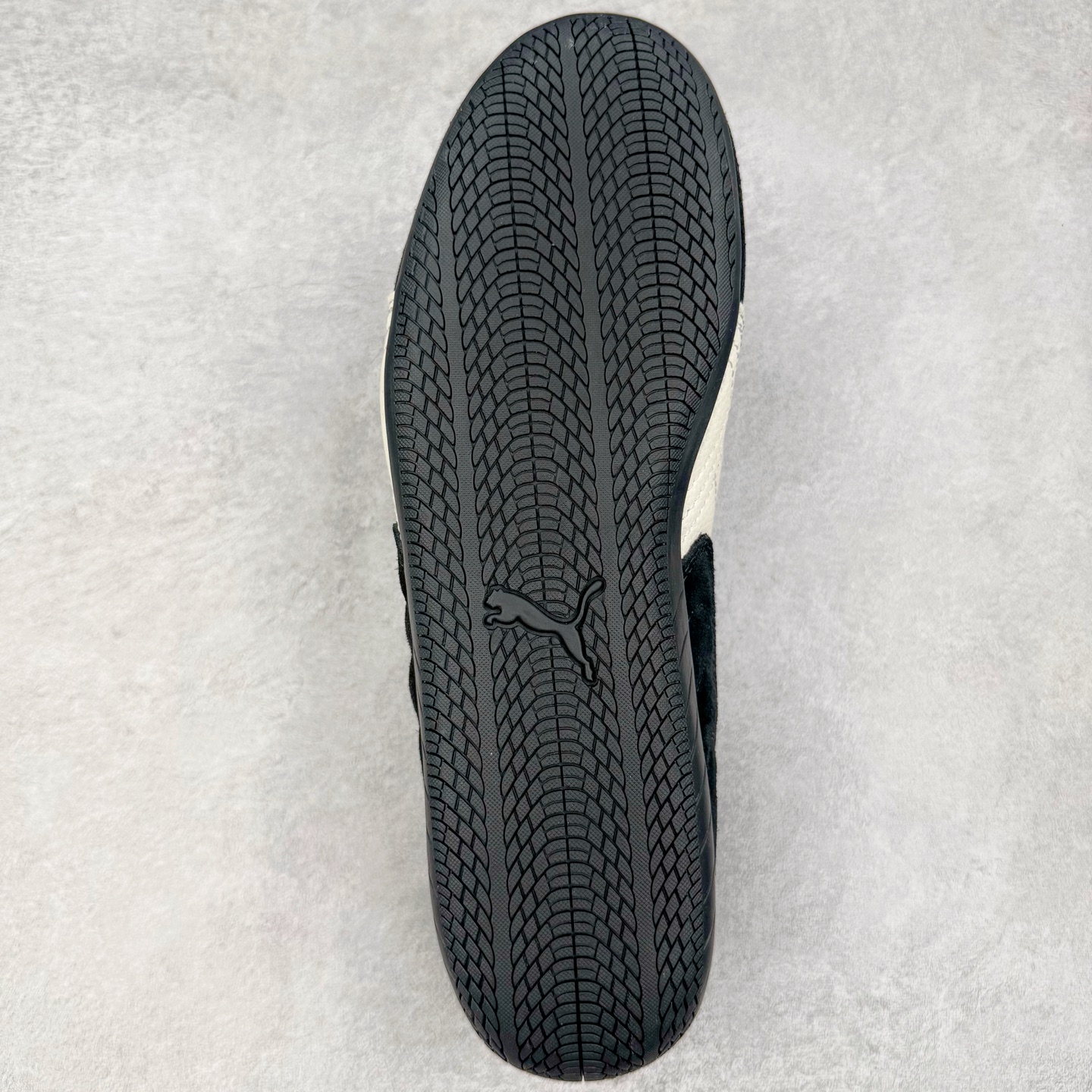 图片[9]-＃HP纯原 Open YY x PUMA Speedca OG 彪马极速赛车系列低帮德训风拼接复古百搭休闲运动赛车鞋 OPEN YY x Puma Speedcat，成为韩国 2024 年至今最热鞋款，引发本地玩家排队疯抢，而缔造者之一 OPEN YY 早已席卷韩国时尚圈，并正试图用 Puma 联名等方式，将「首尔辣妹美学」带向全球。本次与「首尔辣妹衣柜」 OPEN YY 联名，发售之外还在乐天世界购物中心举办 POP UP，时尚博主纷纷到场打卡，让 Puma 的「IT Shoes」进一步拓展韩国市场，本次共发售 3 款配色，粉金、沙银更受女玩家喜爱，用以搭配裙装、运动裤，黑银则低调前卫，且男码几乎无溢价；而让不少玩家「提前种草」的，则是 OPEN YY 示范的「彩色丝袜 blokette 混搭」，配合干燥迷幻的亚文化氛围，成为不少女生的「新搭配指南」， POP UP 现场和近两天的社媒上脚图中，不少玩家继续用本次联名 Speedcat 玩转 blokette，并强调 Speedcat 与其他平底运动鞋相比，更加前卫、性感；Speedcat 外，OPEN YY 还将 Puma 的 Tracksuit、复古运动外套等单品，融入自身的「首尔辣妹美学」， 千禧银、赛车印花设计，颇为符合当下首尔街头日常着装的审美，也同样在发售时受到追捧。尺码：35.5 36 37 37.5 38 38.5 39 40 40.5 41 42 42.5 43 44 45-选品中心