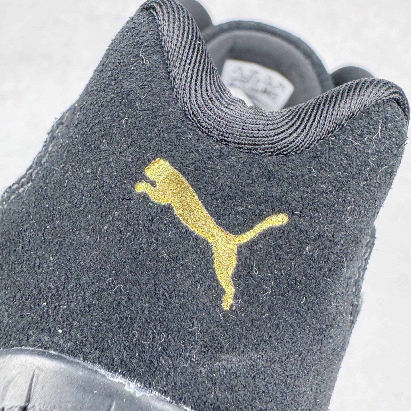 图片[17]-＃HP纯原 Open YY x PUMA Speedca OG 彪马极速赛车系列低帮德训风拼接复古百搭休闲运动赛车鞋 OPEN YY x Puma Speedcat，成为韩国 2024 年至今最热鞋款，引发本地玩家排队疯抢，而缔造者之一 OPEN YY 早已席卷韩国时尚圈，并正试图用 Puma 联名等方式，将「首尔辣妹美学」带向全球。本次与「首尔辣妹衣柜」 OPEN YY 联名，发售之外还在乐天世界购物中心举办 POP UP，时尚博主纷纷到场打卡，让 Puma 的「IT Shoes」进一步拓展韩国市场，本次共发售 3 款配色，粉金、沙银更受女玩家喜爱，用以搭配裙装、运动裤，黑银则低调前卫，且男码几乎无溢价；而让不少玩家「提前种草」的，则是 OPEN YY 示范的「彩色丝袜 blokette 混搭」，配合干燥迷幻的亚文化氛围，成为不少女生的「新搭配指南」， POP UP 现场和近两天的社媒上脚图中，不少玩家继续用本次联名 Speedcat 玩转 blokette，并强调 Speedcat 与其他平底运动鞋相比，更加前卫、性感；Speedcat 外，OPEN YY 还将 Puma 的 Tracksuit、复古运动外套等单品，融入自身的「首尔辣妹美学」， 千禧银、赛车印花设计，颇为符合当下首尔街头日常着装的审美，也同样在发售时受到追捧。尺码：35.5 36 37 37.5 38 38.5 39 40 40.5 41 42 42.5 43 44 45-选品中心