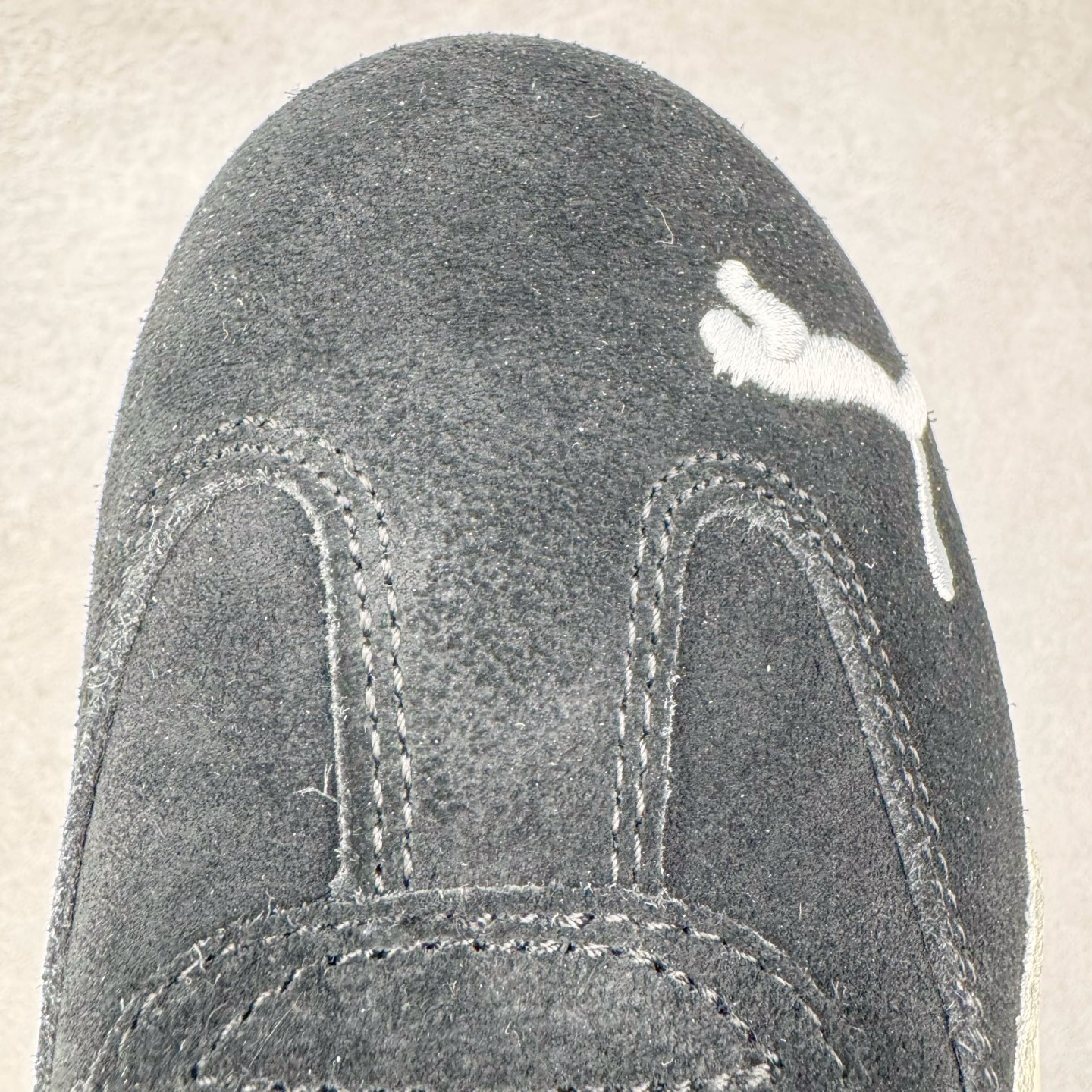 图片[16]-＃HP纯原 Open YY x PUMA Speedca OG 彪马极速赛车系列低帮德训风拼接复古百搭休闲运动赛车鞋 OPEN YY x Puma Speedcat，成为韩国 2024 年至今最热鞋款，引发本地玩家排队疯抢，而缔造者之一 OPEN YY 早已席卷韩国时尚圈，并正试图用 Puma 联名等方式，将「首尔辣妹美学」带向全球。本次与「首尔辣妹衣柜」 OPEN YY 联名，发售之外还在乐天世界购物中心举办 POP UP，时尚博主纷纷到场打卡，让 Puma 的「IT Shoes」进一步拓展韩国市场，本次共发售 3 款配色，粉金、沙银更受女玩家喜爱，用以搭配裙装、运动裤，黑银则低调前卫，且男码几乎无溢价；而让不少玩家「提前种草」的，则是 OPEN YY 示范的「彩色丝袜 blokette 混搭」，配合干燥迷幻的亚文化氛围，成为不少女生的「新搭配指南」， POP UP 现场和近两天的社媒上脚图中，不少玩家继续用本次联名 Speedcat 玩转 blokette，并强调 Speedcat 与其他平底运动鞋相比，更加前卫、性感；Speedcat 外，OPEN YY 还将 Puma 的 Tracksuit、复古运动外套等单品，融入自身的「首尔辣妹美学」， 千禧银、赛车印花设计，颇为符合当下首尔街头日常着装的审美，也同样在发售时受到追捧。尺码：35.5 36 37 37.5 38 38.5 39 40 40.5 41 42 42.5 43 44 45-选品中心