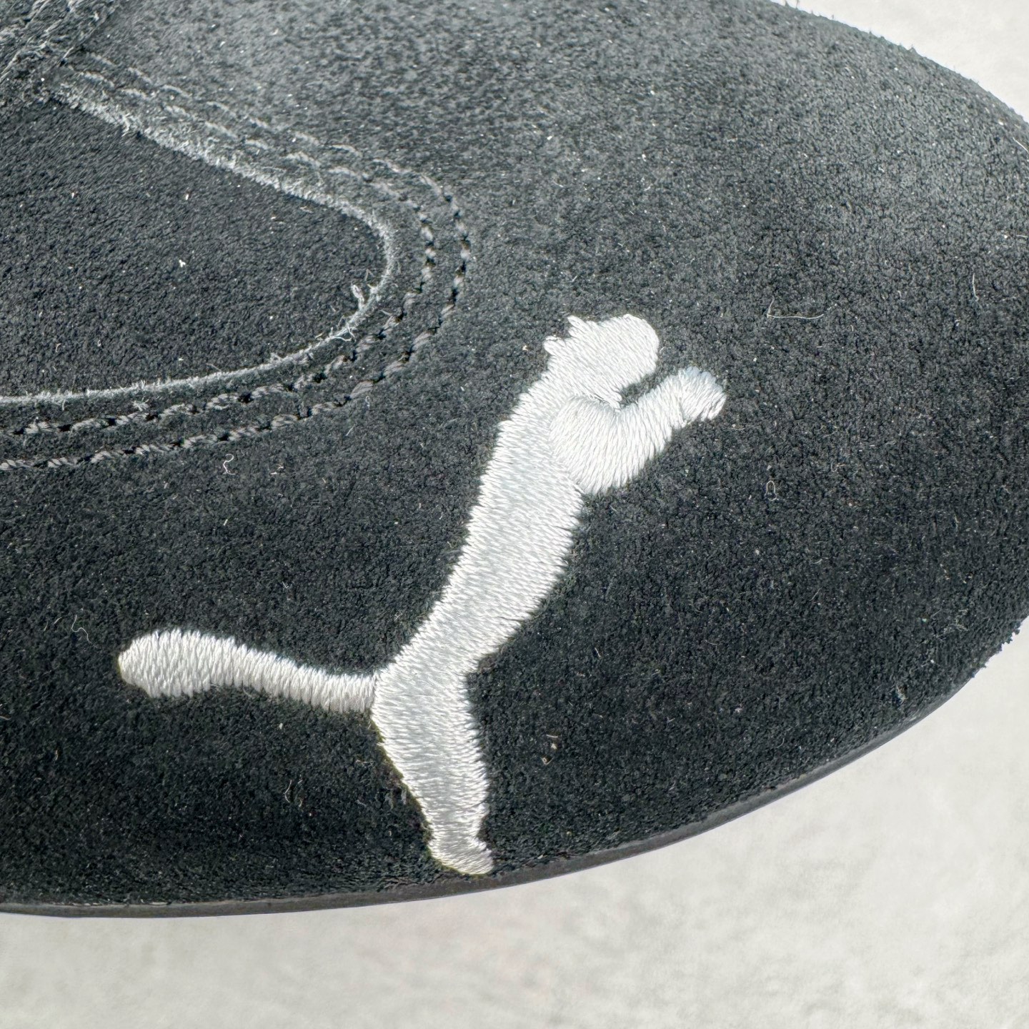 图片[15]-＃HP纯原 Open YY x PUMA Speedca OG 彪马极速赛车系列低帮德训风拼接复古百搭休闲运动赛车鞋 OPEN YY x Puma Speedcat，成为韩国 2024 年至今最热鞋款，引发本地玩家排队疯抢，而缔造者之一 OPEN YY 早已席卷韩国时尚圈，并正试图用 Puma 联名等方式，将「首尔辣妹美学」带向全球。本次与「首尔辣妹衣柜」 OPEN YY 联名，发售之外还在乐天世界购物中心举办 POP UP，时尚博主纷纷到场打卡，让 Puma 的「IT Shoes」进一步拓展韩国市场，本次共发售 3 款配色，粉金、沙银更受女玩家喜爱，用以搭配裙装、运动裤，黑银则低调前卫，且男码几乎无溢价；而让不少玩家「提前种草」的，则是 OPEN YY 示范的「彩色丝袜 blokette 混搭」，配合干燥迷幻的亚文化氛围，成为不少女生的「新搭配指南」， POP UP 现场和近两天的社媒上脚图中，不少玩家继续用本次联名 Speedcat 玩转 blokette，并强调 Speedcat 与其他平底运动鞋相比，更加前卫、性感；Speedcat 外，OPEN YY 还将 Puma 的 Tracksuit、复古运动外套等单品，融入自身的「首尔辣妹美学」， 千禧银、赛车印花设计，颇为符合当下首尔街头日常着装的审美，也同样在发售时受到追捧。尺码：35.5 36 37 37.5 38 38.5 39 40 40.5 41 42 42.5 43 44 45-选品中心