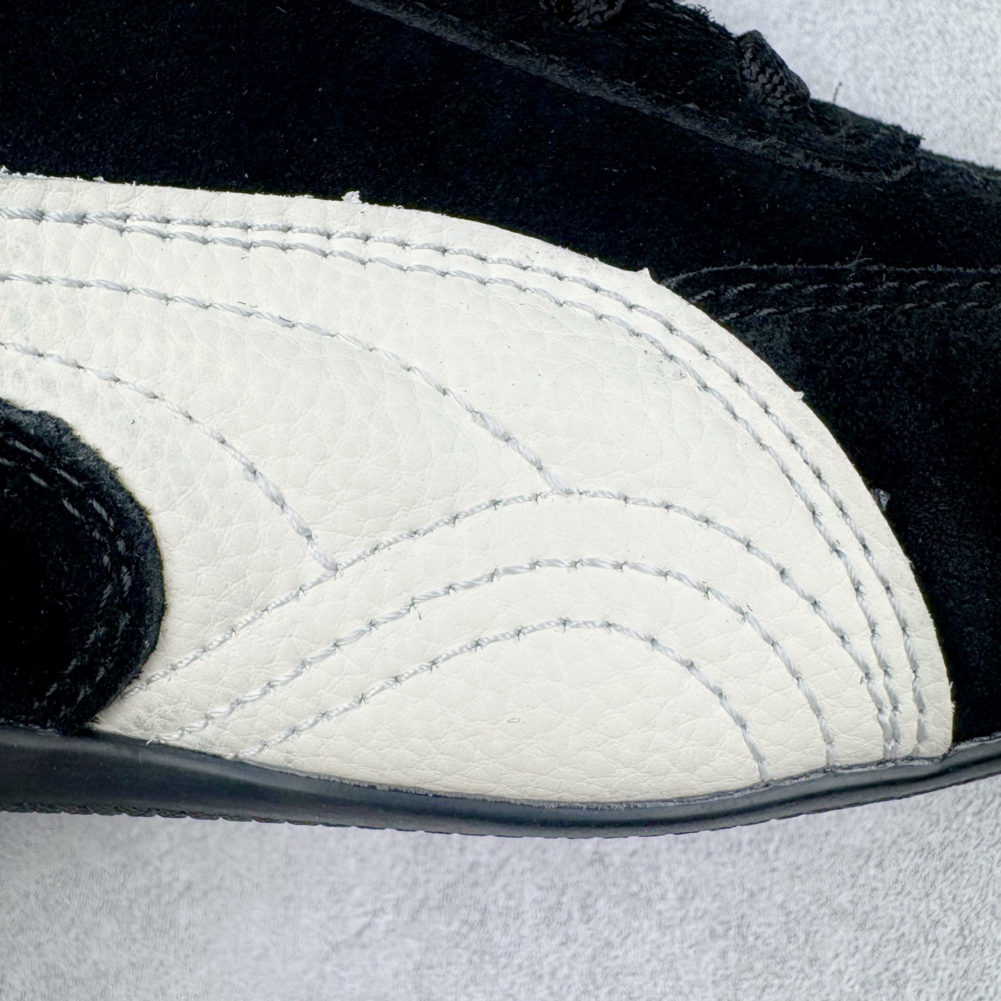 图片[20]-＃HP纯原 Open YY x PUMA Speedca OG 彪马极速赛车系列低帮德训风拼接复古百搭休闲运动赛车鞋 OPEN YY x Puma Speedcat，成为韩国 2024 年至今最热鞋款，引发本地玩家排队疯抢，而缔造者之一 OPEN YY 早已席卷韩国时尚圈，并正试图用 Puma 联名等方式，将「首尔辣妹美学」带向全球。本次与「首尔辣妹衣柜」 OPEN YY 联名，发售之外还在乐天世界购物中心举办 POP UP，时尚博主纷纷到场打卡，让 Puma 的「IT Shoes」进一步拓展韩国市场，本次共发售 3 款配色，粉金、沙银更受女玩家喜爱，用以搭配裙装、运动裤，黑银则低调前卫，且男码几乎无溢价；而让不少玩家「提前种草」的，则是 OPEN YY 示范的「彩色丝袜 blokette 混搭」，配合干燥迷幻的亚文化氛围，成为不少女生的「新搭配指南」， POP UP 现场和近两天的社媒上脚图中，不少玩家继续用本次联名 Speedcat 玩转 blokette，并强调 Speedcat 与其他平底运动鞋相比，更加前卫、性感；Speedcat 外，OPEN YY 还将 Puma 的 Tracksuit、复古运动外套等单品，融入自身的「首尔辣妹美学」， 千禧银、赛车印花设计，颇为符合当下首尔街头日常着装的审美，也同样在发售时受到追捧。尺码：35.5 36 37 37.5 38 38.5 39 40 40.5 41 42 42.5 43 44 45-选品中心