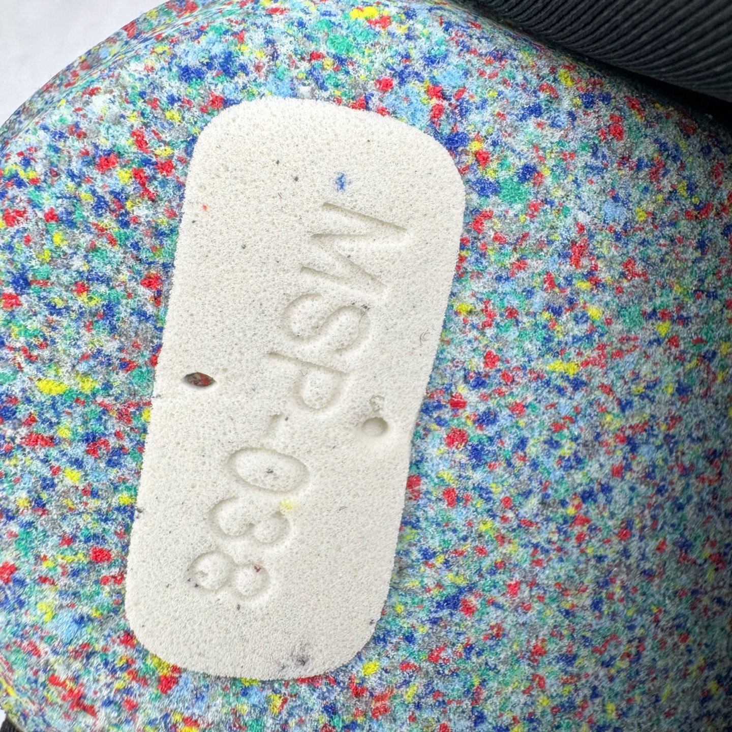 图片[10]-＃HP纯原 Open YY x PUMA Speedca OG 彪马极速赛车系列低帮德训风拼接复古百搭休闲运动赛车鞋 OPEN YY x Puma Speedcat，成为韩国 2024 年至今最热鞋款，引发本地玩家排队疯抢，而缔造者之一 OPEN YY 早已席卷韩国时尚圈，并正试图用 Puma 联名等方式，将「首尔辣妹美学」带向全球。本次与「首尔辣妹衣柜」 OPEN YY 联名，发售之外还在乐天世界购物中心举办 POP UP，时尚博主纷纷到场打卡，让 Puma 的「IT Shoes」进一步拓展韩国市场，本次共发售 3 款配色，粉金、沙银更受女玩家喜爱，用以搭配裙装、运动裤，黑银则低调前卫，且男码几乎无溢价；而让不少玩家「提前种草」的，则是 OPEN YY 示范的「彩色丝袜 blokette 混搭」，配合干燥迷幻的亚文化氛围，成为不少女生的「新搭配指南」， POP UP 现场和近两天的社媒上脚图中，不少玩家继续用本次联名 Speedcat 玩转 blokette，并强调 Speedcat 与其他平底运动鞋相比，更加前卫、性感；Speedcat 外，OPEN YY 还将 Puma 的 Tracksuit、复古运动外套等单品，融入自身的「首尔辣妹美学」， 千禧银、赛车印花设计，颇为符合当下首尔街头日常着装的审美，也同样在发售时受到追捧。尺码：35.5 36 37 37.5 38 38.5 39 40 40.5 41 42 42.5 43 44 45-选品中心