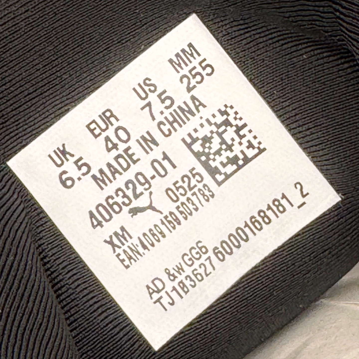 图片[13]-＃HP纯原 Open YY x PUMA Speedca OG 彪马极速赛车系列低帮德训风拼接复古百搭休闲运动赛车鞋 OPEN YY x Puma Speedcat，成为韩国 2024 年至今最热鞋款，引发本地玩家排队疯抢，而缔造者之一 OPEN YY 早已席卷韩国时尚圈，并正试图用 Puma 联名等方式，将「首尔辣妹美学」带向全球。本次与「首尔辣妹衣柜」 OPEN YY 联名，发售之外还在乐天世界购物中心举办 POP UP，时尚博主纷纷到场打卡，让 Puma 的「IT Shoes」进一步拓展韩国市场，本次共发售 3 款配色，粉金、沙银更受女玩家喜爱，用以搭配裙装、运动裤，黑银则低调前卫，且男码几乎无溢价；而让不少玩家「提前种草」的，则是 OPEN YY 示范的「彩色丝袜 blokette 混搭」，配合干燥迷幻的亚文化氛围，成为不少女生的「新搭配指南」， POP UP 现场和近两天的社媒上脚图中，不少玩家继续用本次联名 Speedcat 玩转 blokette，并强调 Speedcat 与其他平底运动鞋相比，更加前卫、性感；Speedcat 外，OPEN YY 还将 Puma 的 Tracksuit、复古运动外套等单品，融入自身的「首尔辣妹美学」， 千禧银、赛车印花设计，颇为符合当下首尔街头日常着装的审美，也同样在发售时受到追捧。尺码：35.5 36 37 37.5 38 38.5 39 40 40.5 41 42 42.5 43 44 45-选品中心